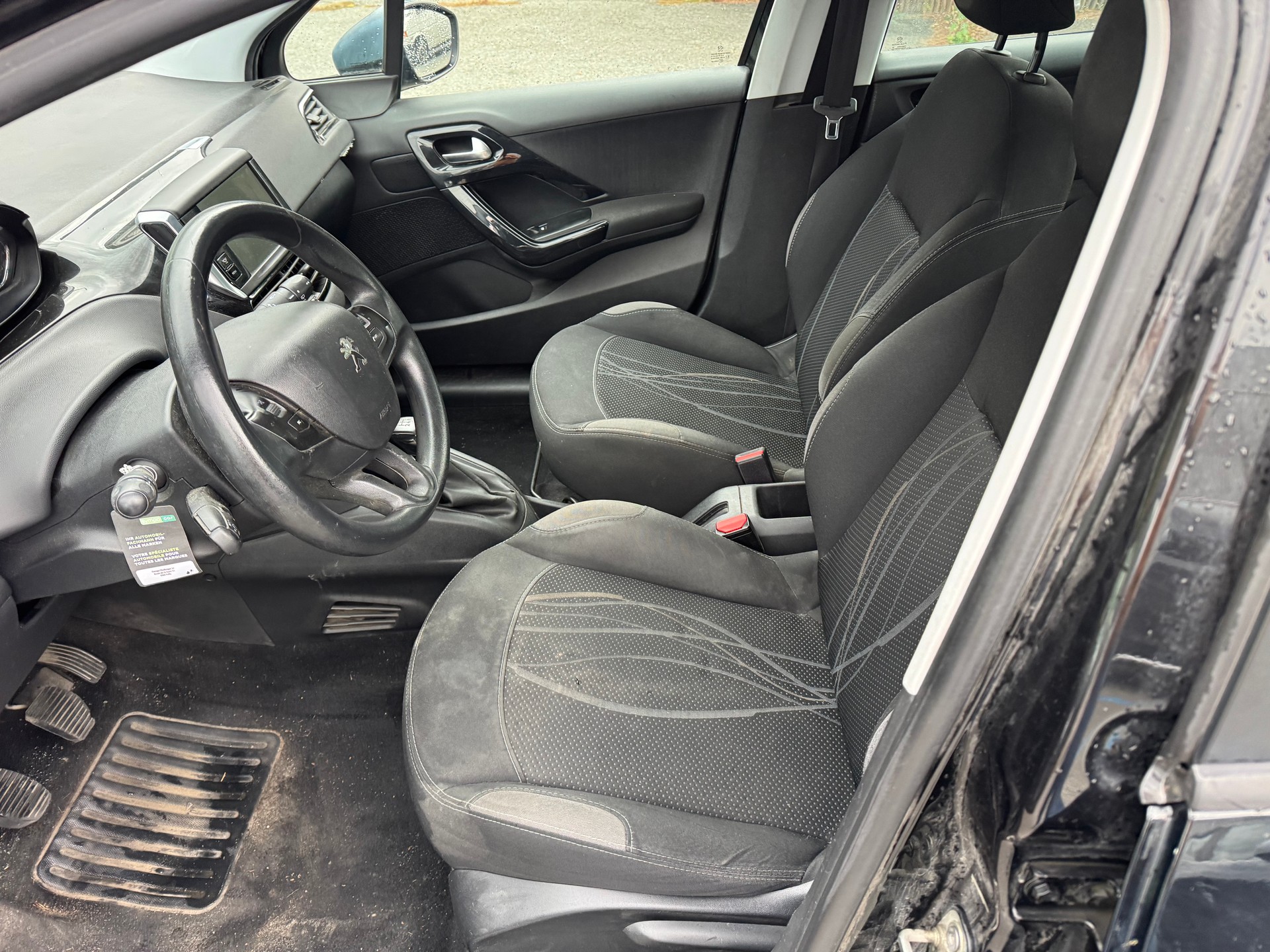 PEUGEOT 208 1.2 VTI Style-image-8