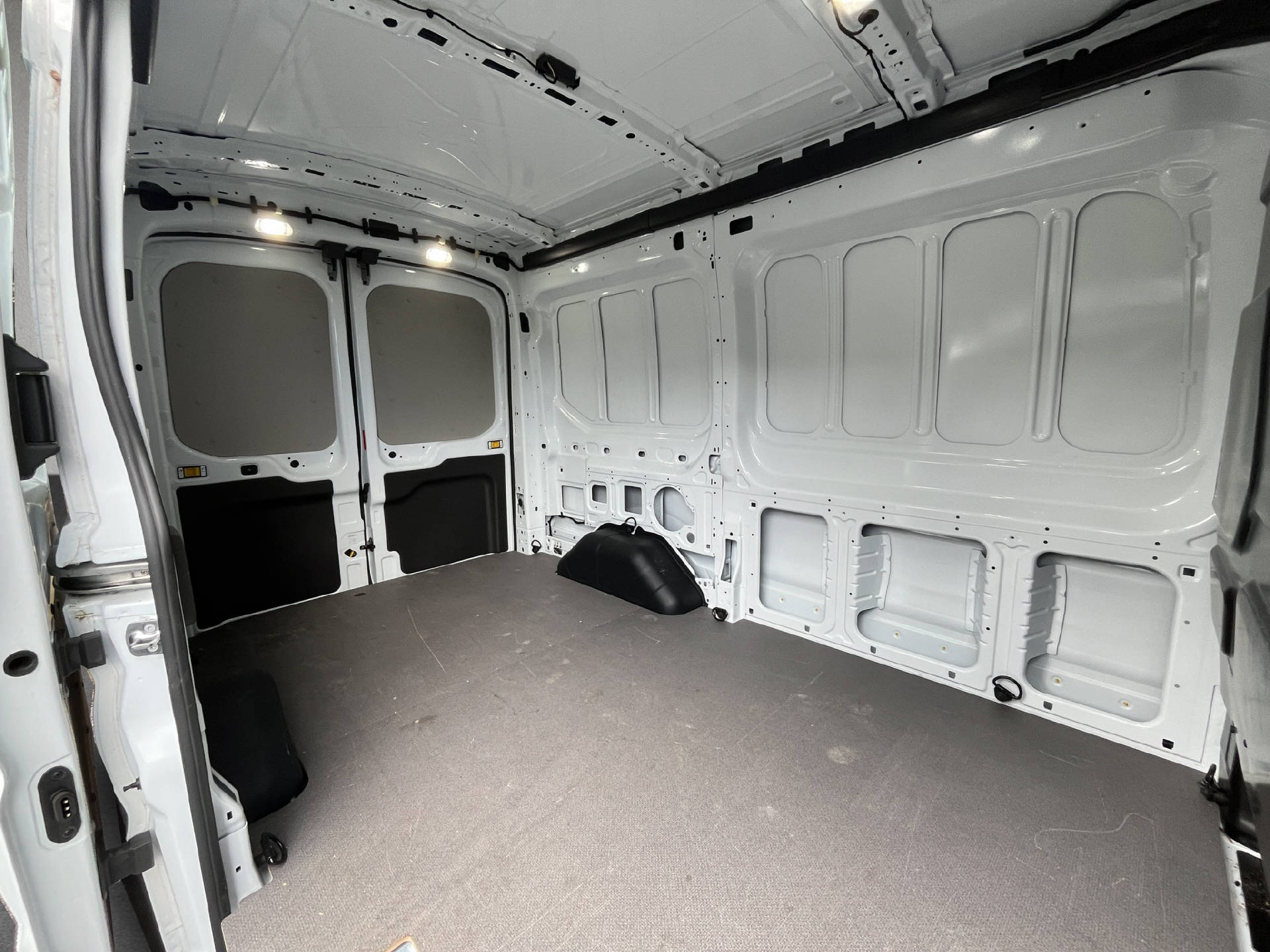 FORD E-Transit Van 350 L2H2 67kWh Trend-image-15