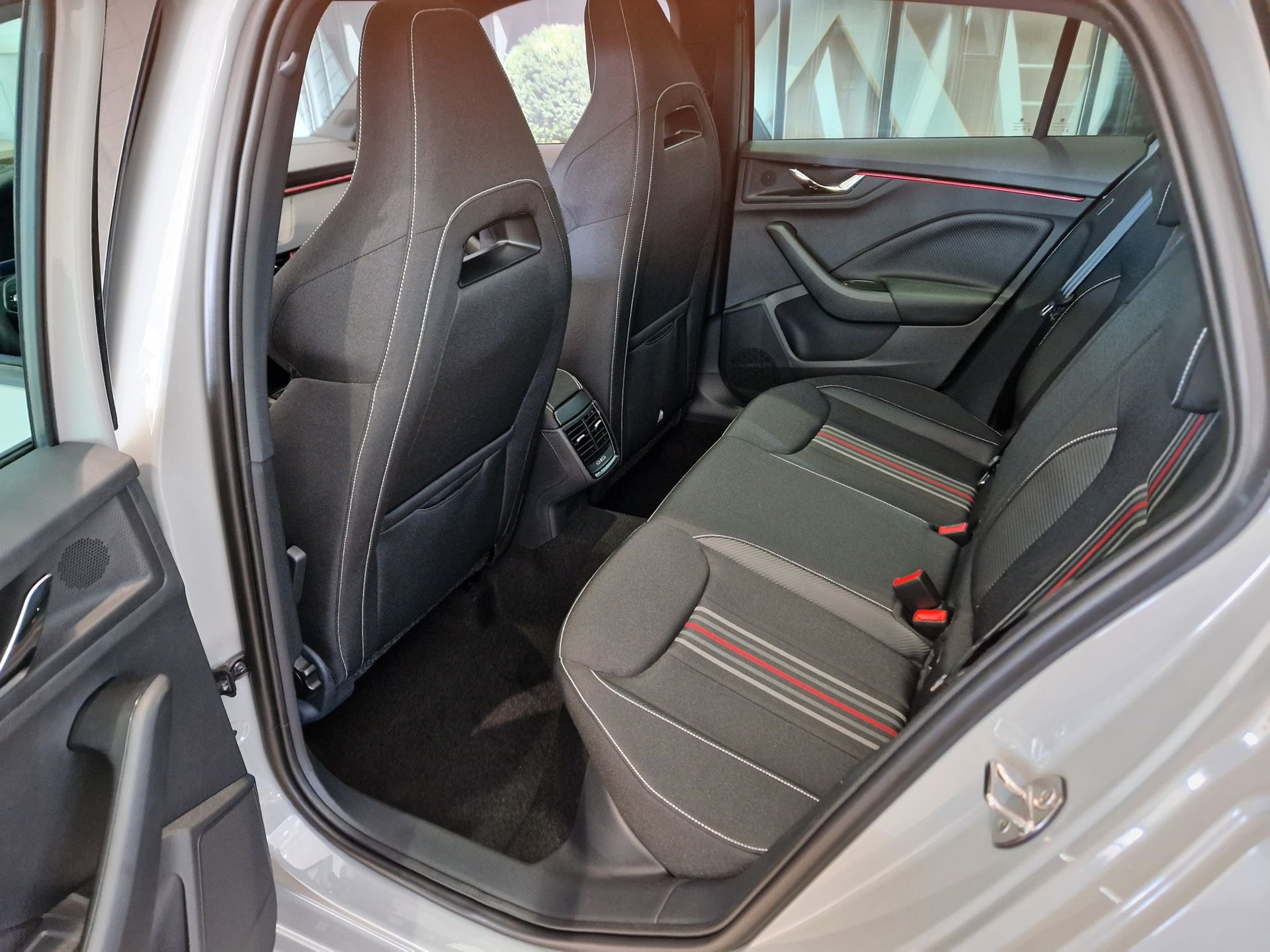 SKODA Scala 1.0 TSI Monte Carlo DSG-image-10