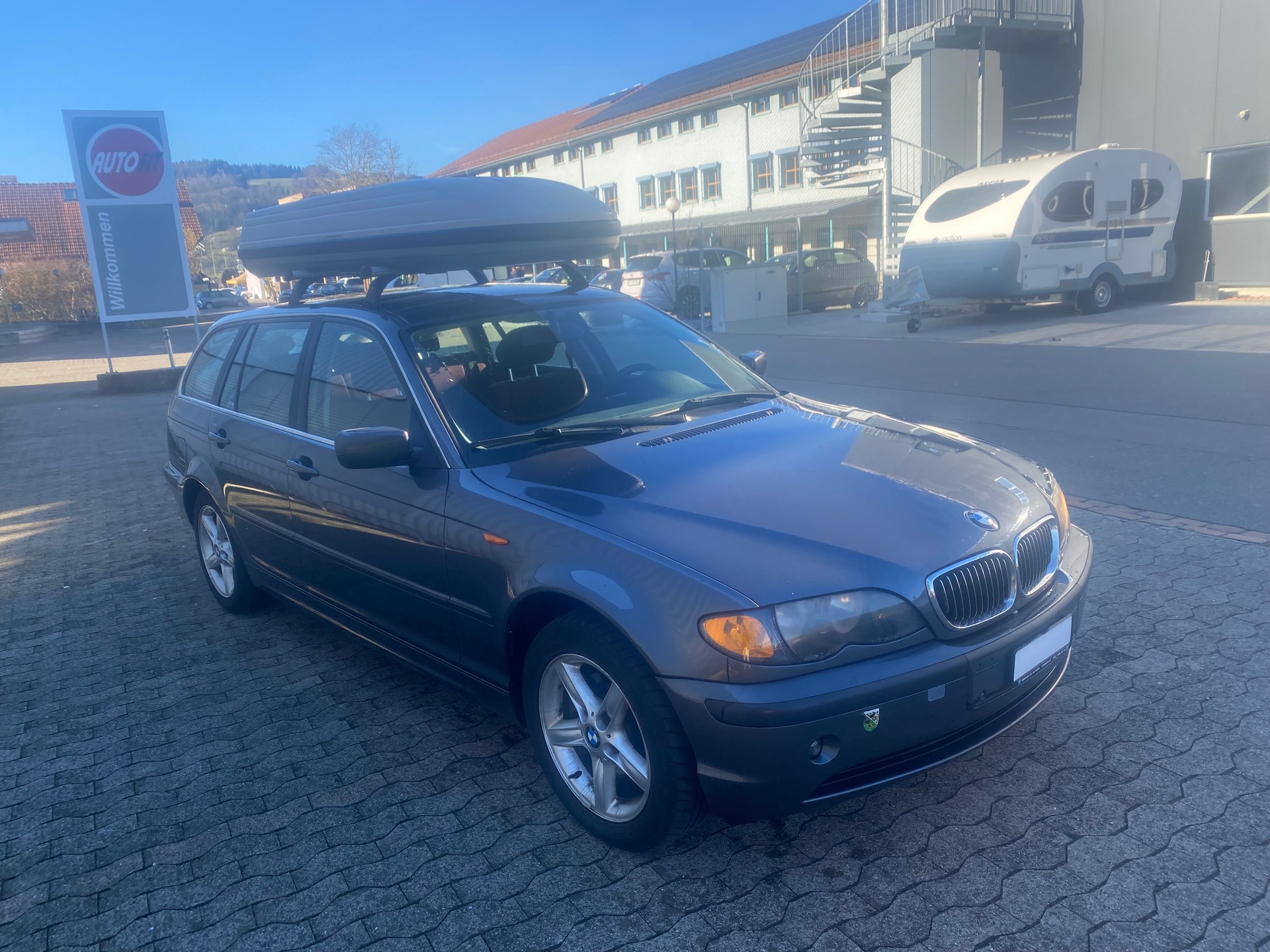 BMW 325xi Touring-image-1