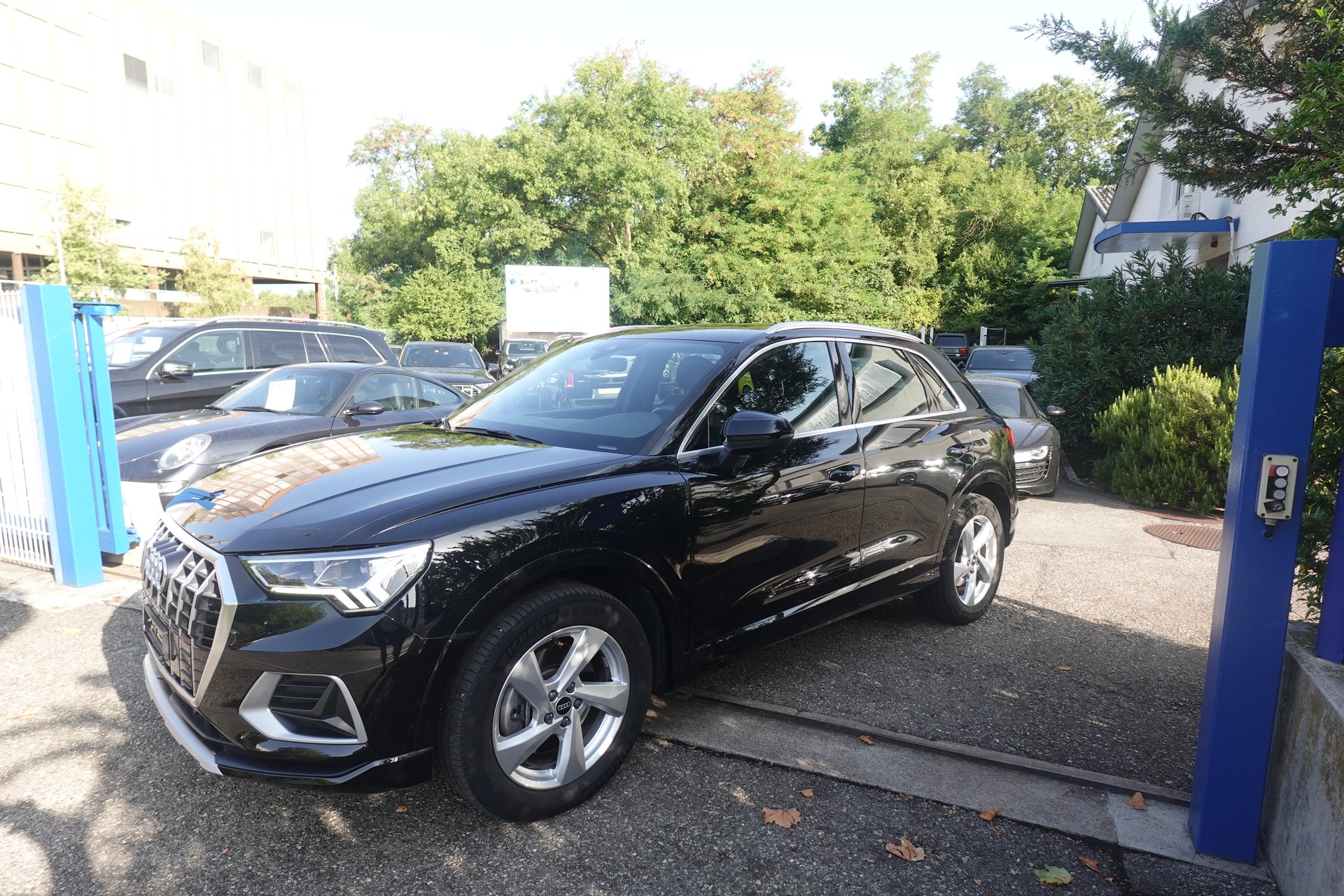 AUDI Q3 40 TFSI advanced quattro S-tronic-image-1