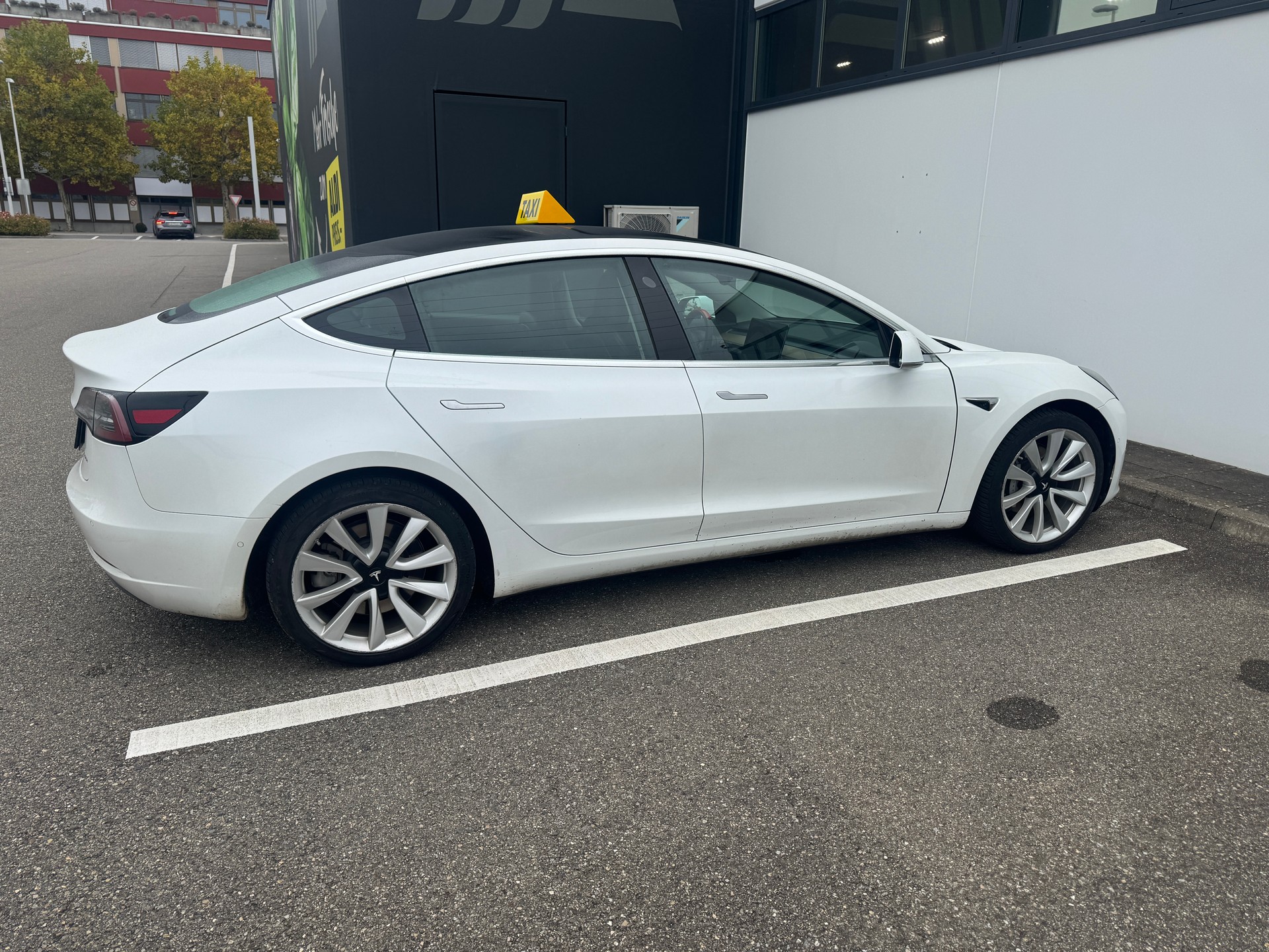 TESLA Model 3 Long Range Dual Motor AWD-showroom-element-2