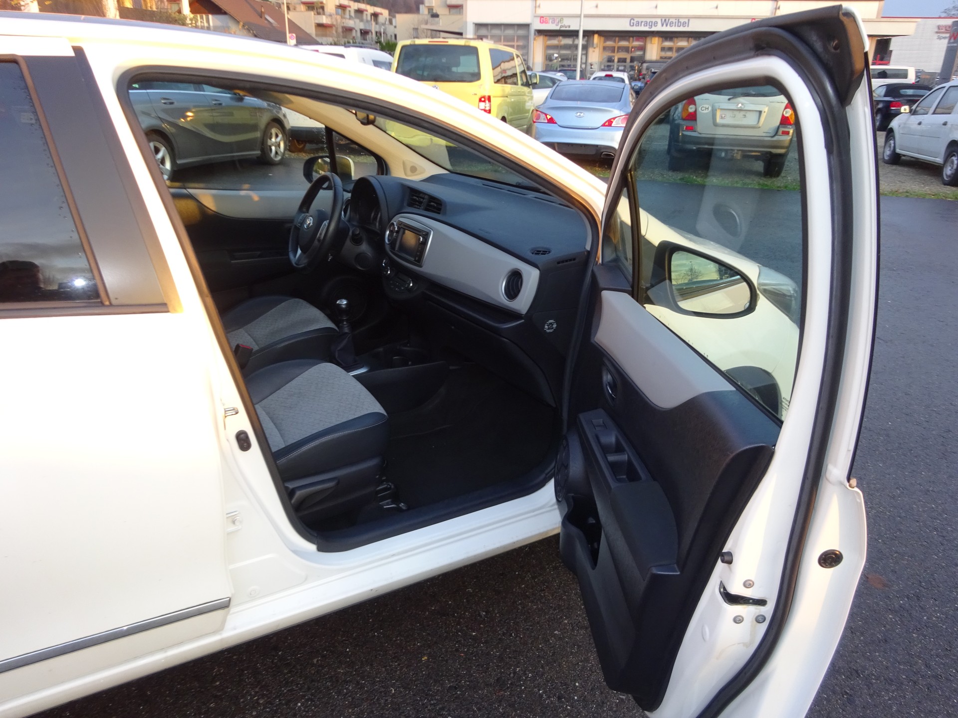 TOYOTA Yaris 1.33 Sol Premium-image-3