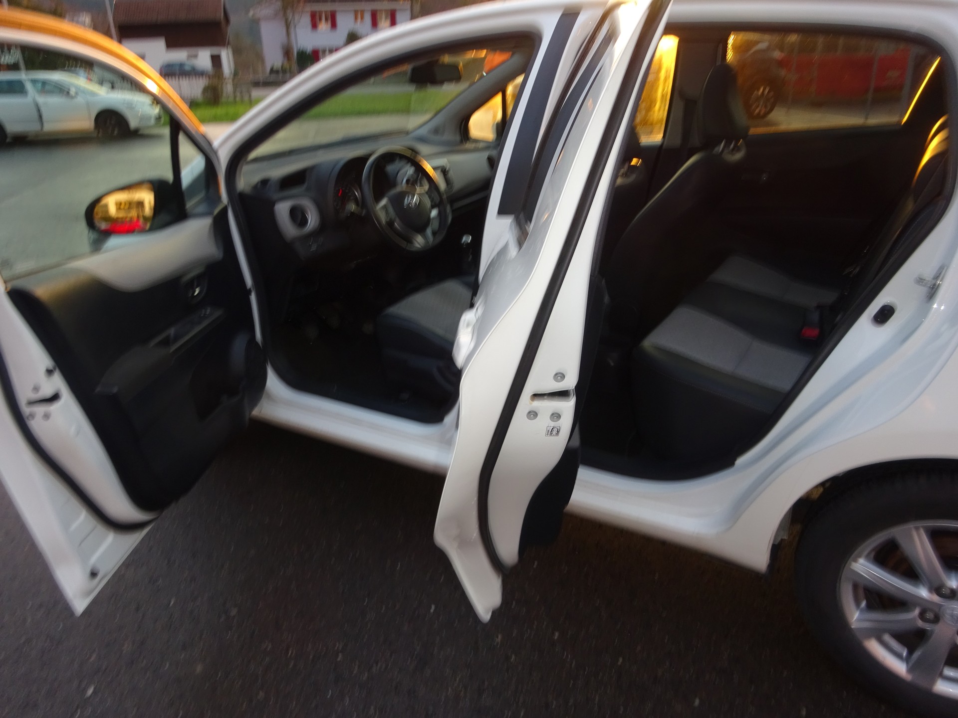 TOYOTA Yaris 1.33 Sol Premium-image-8