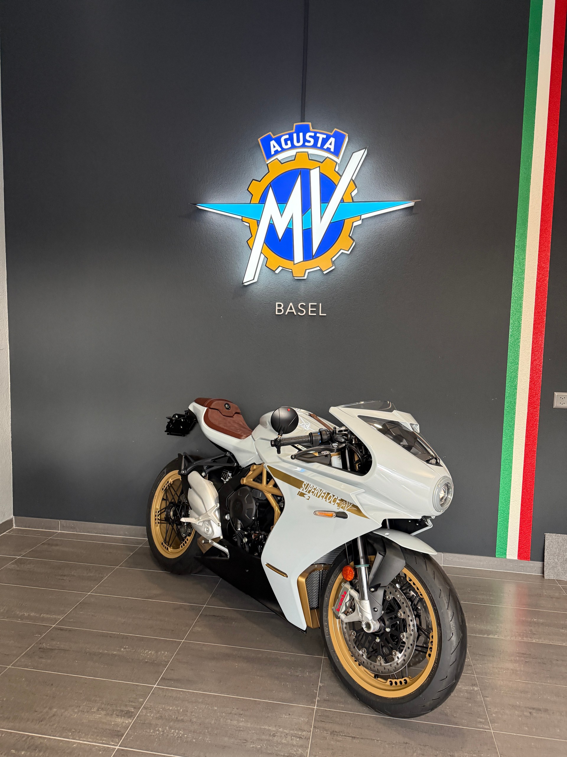 MV AGUSTA Superveloce S 800-showroom-element-1