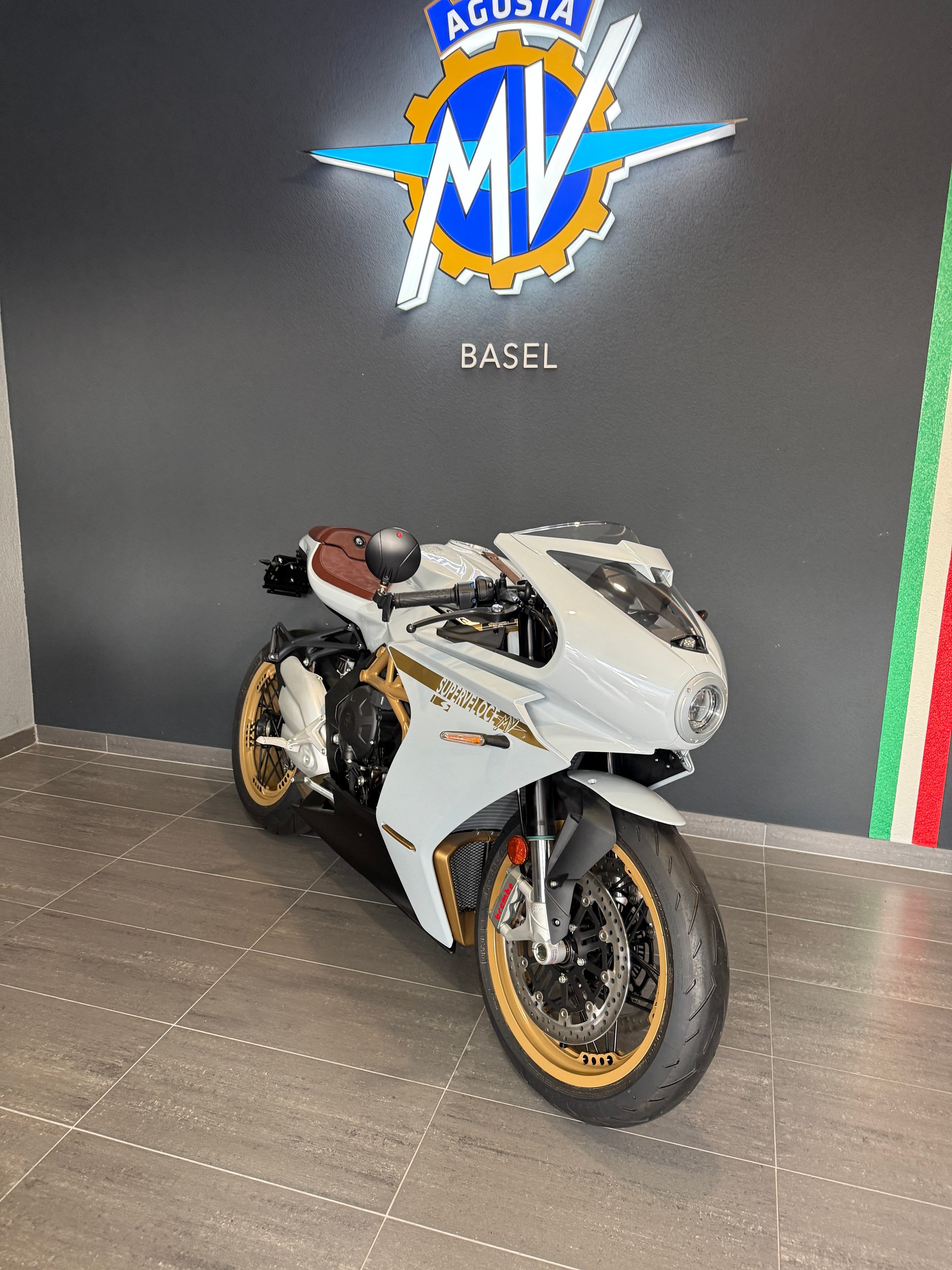 MV AGUSTA Superveloce S 800-showroom-element-2