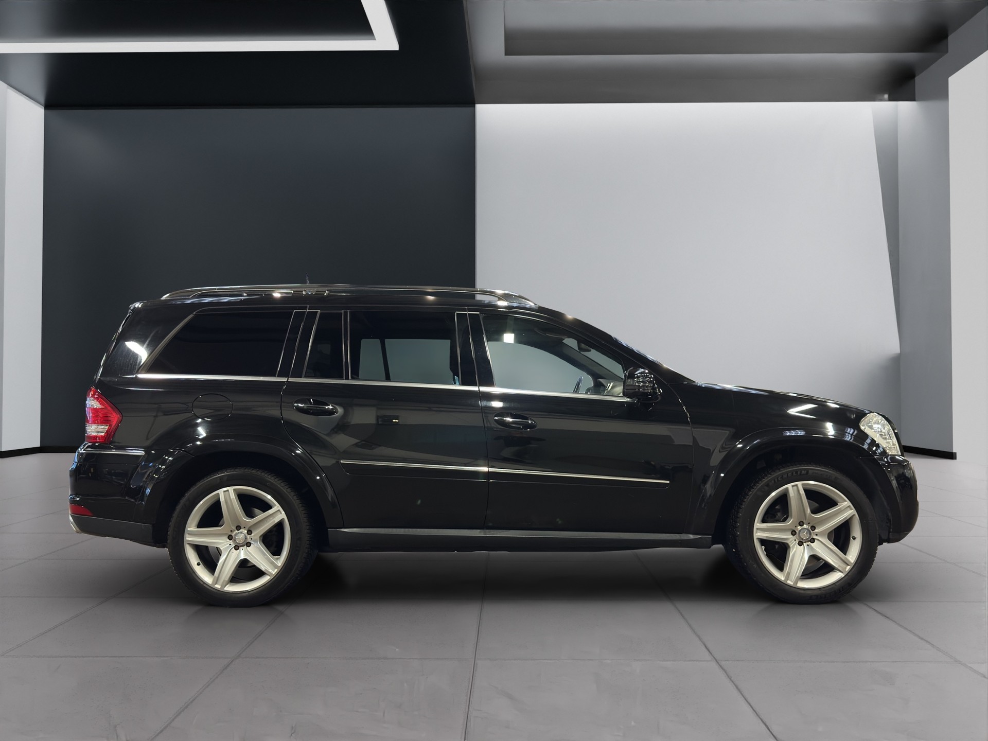MERCEDES-BENZ GL 500 4Matic 7G-Tronic-showroom-element-2