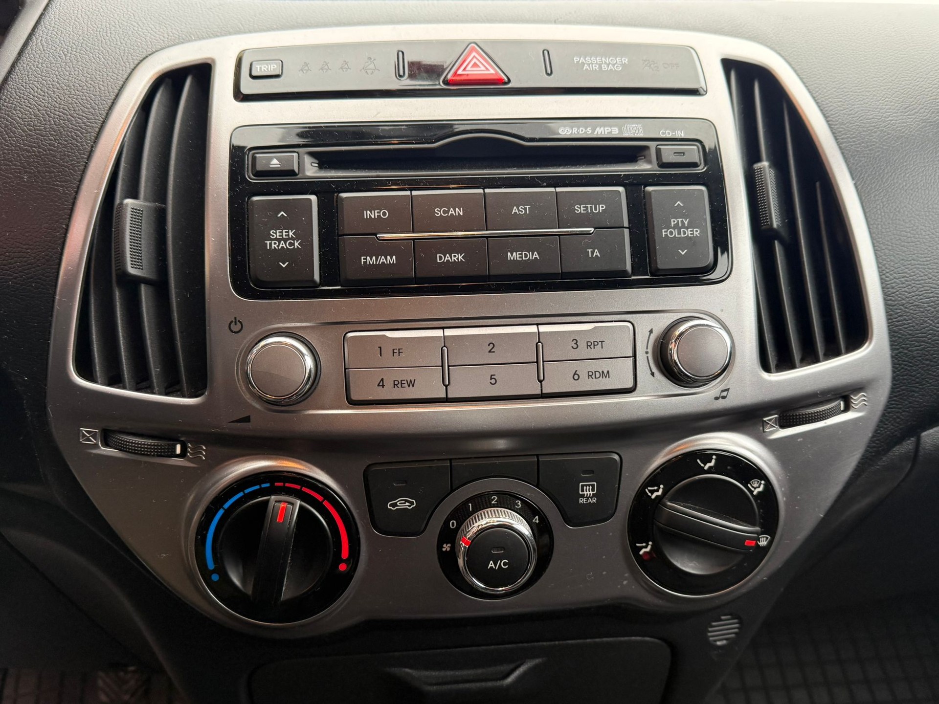 HYUNDAI i20 1.2 Comfort-image-12