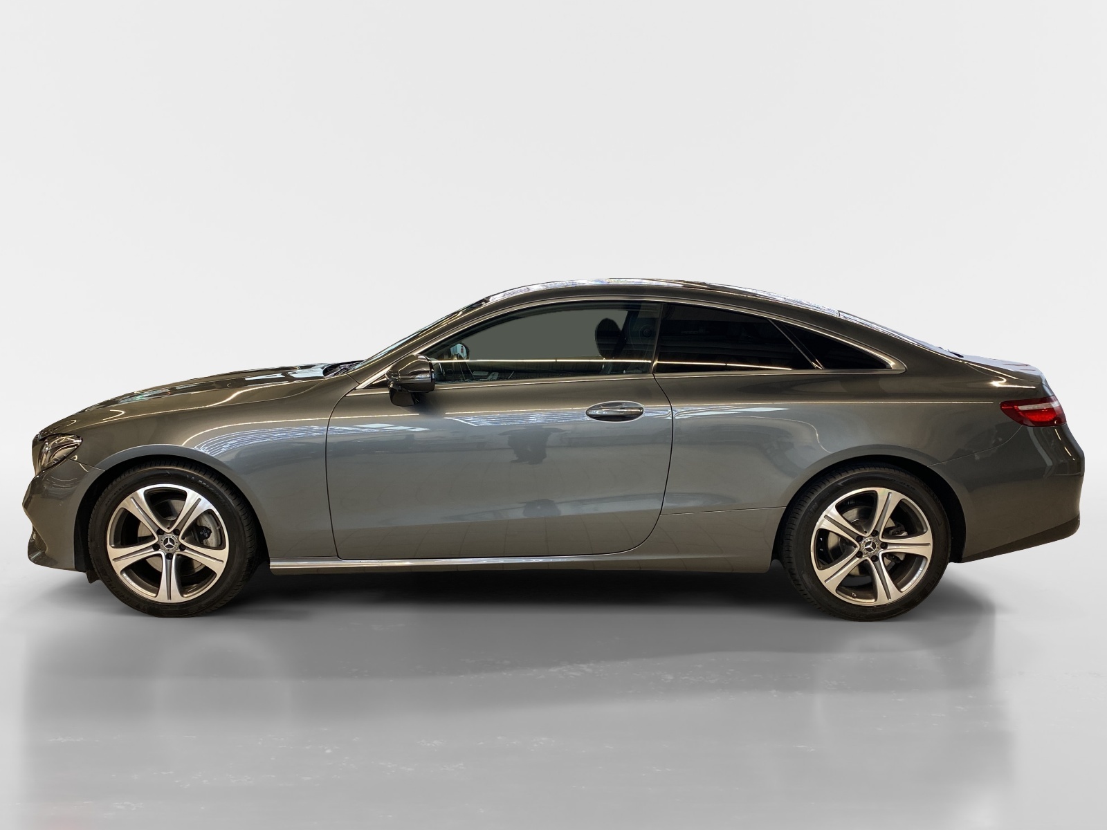 MERCEDES-BENZ E 200 Avantgarde Coupé-image-2