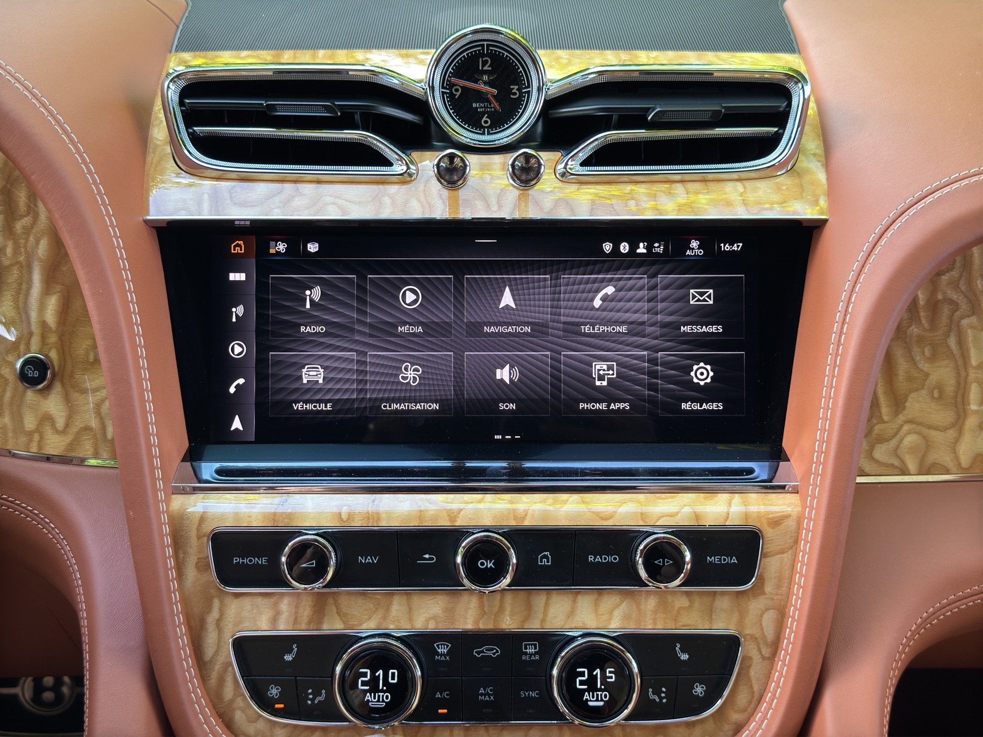 BENTLEY Bentayga V8-image-13
