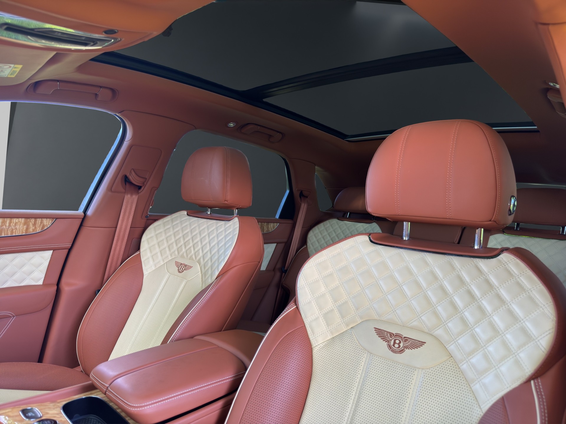 BENTLEY Bentayga V8-image-22