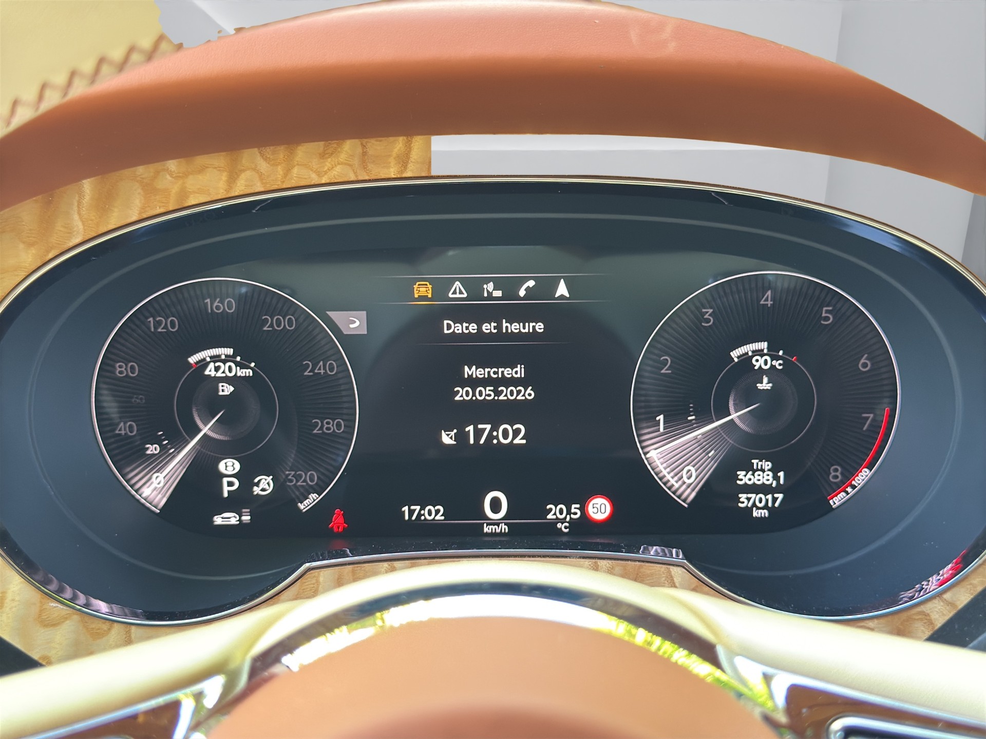 BENTLEY Bentayga V8-image-10