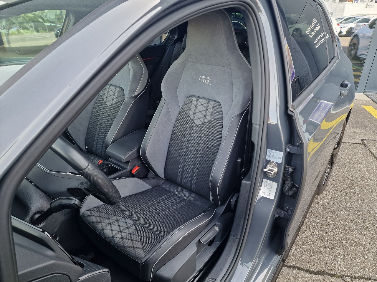 VW Golf 1.5 eTSI mHEV ACT R-Line DSG-image-10