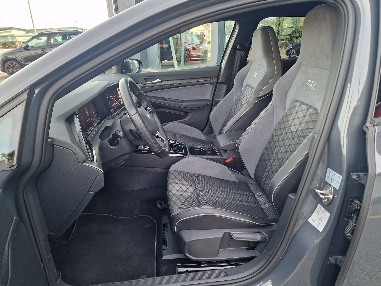 VW Golf 1.5 eTSI mHEV ACT R-Line DSG-image-9