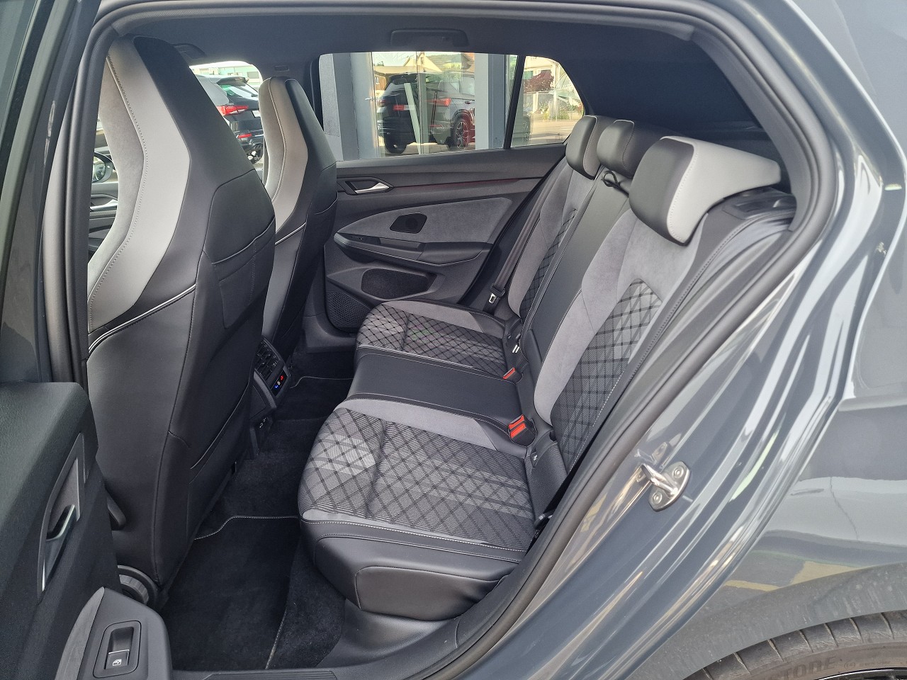VW Golf 1.5 eTSI mHEV ACT R-Line DSG-image-11