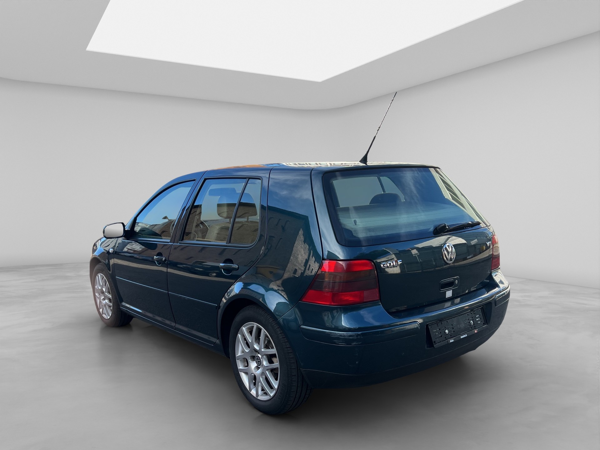 VW Golf 2.3 Highline-image-3