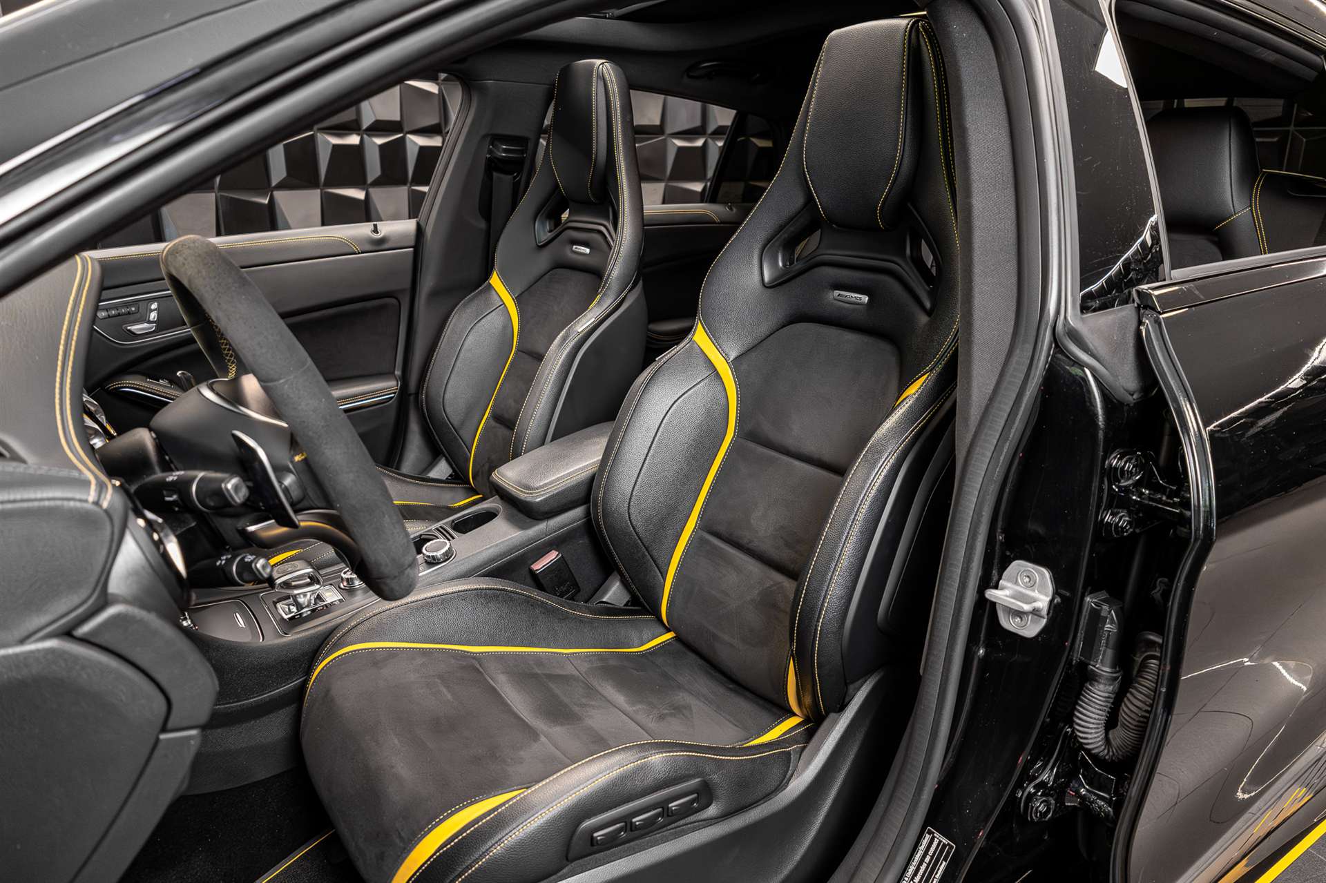 MERCEDES-BENZ CLA Shooting Brake 45 AMG Yellow Night Edition 4Matic Speed.-image-13