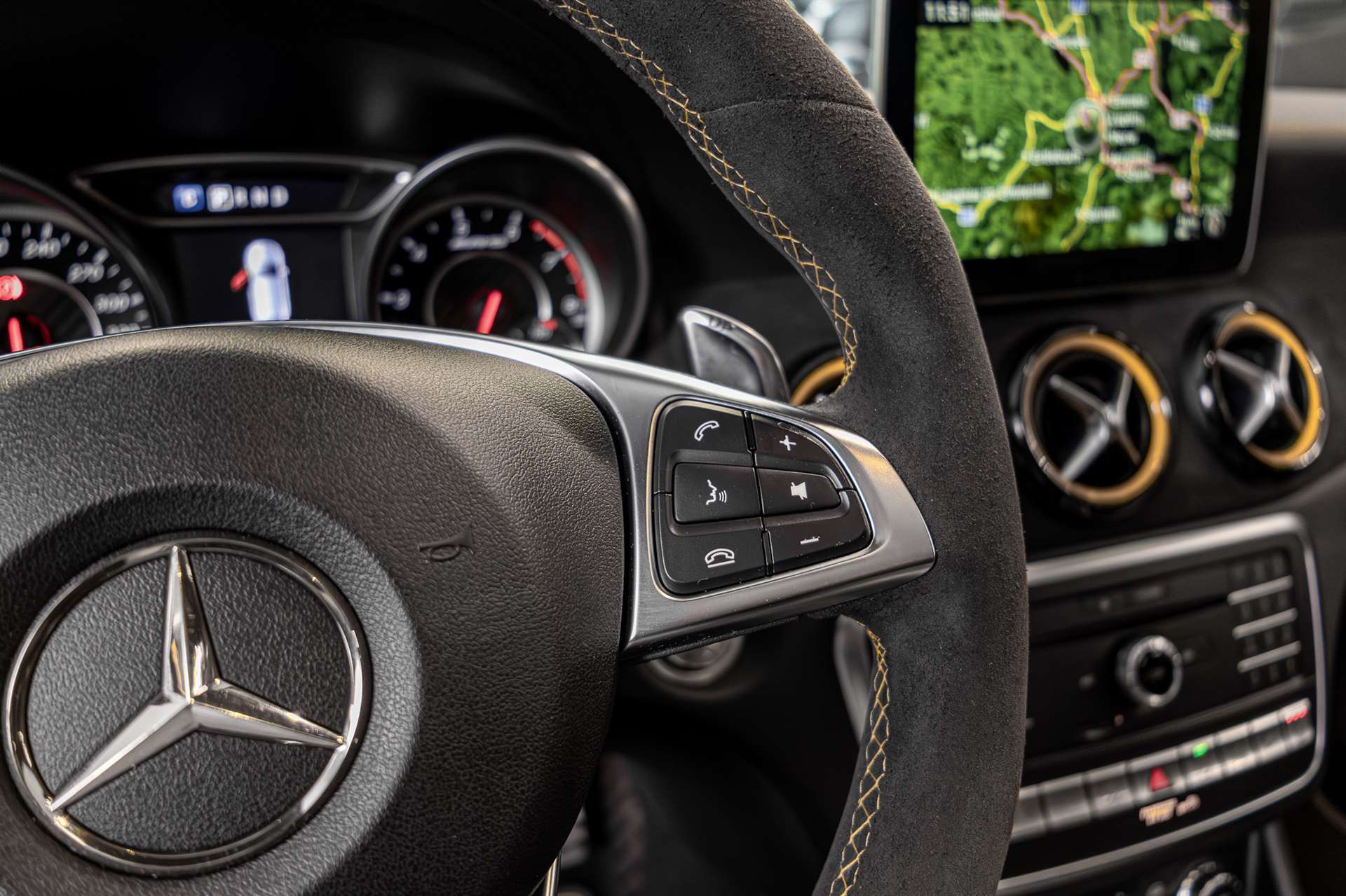 MERCEDES-BENZ CLA Shooting Brake 45 AMG Yellow Night Edition 4Matic Speed.-image-9