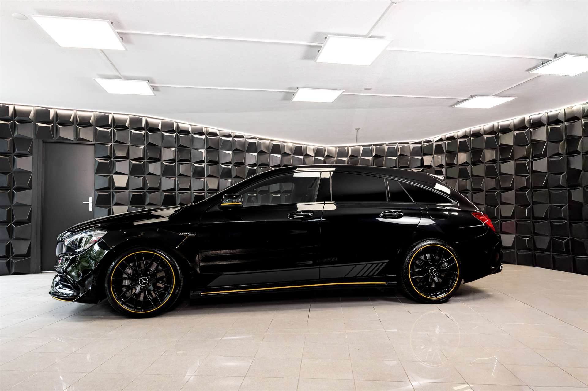 MERCEDES-BENZ CLA Shooting Brake 45 AMG Yellow Night Edition 4Matic Speed.-image-1
