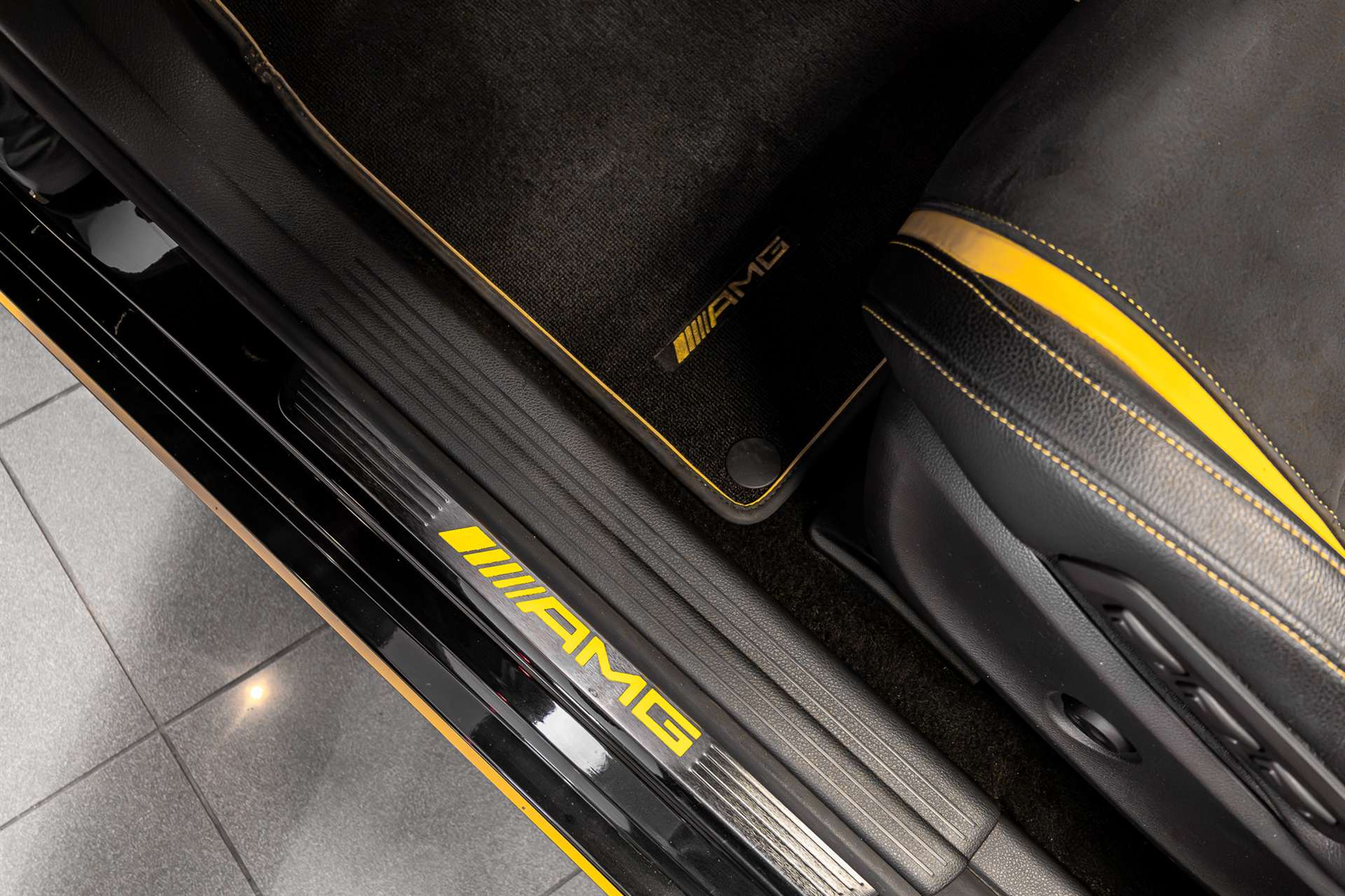 MERCEDES-BENZ CLA Shooting Brake 45 AMG Yellow Night Edition 4Matic Speed.-image-11