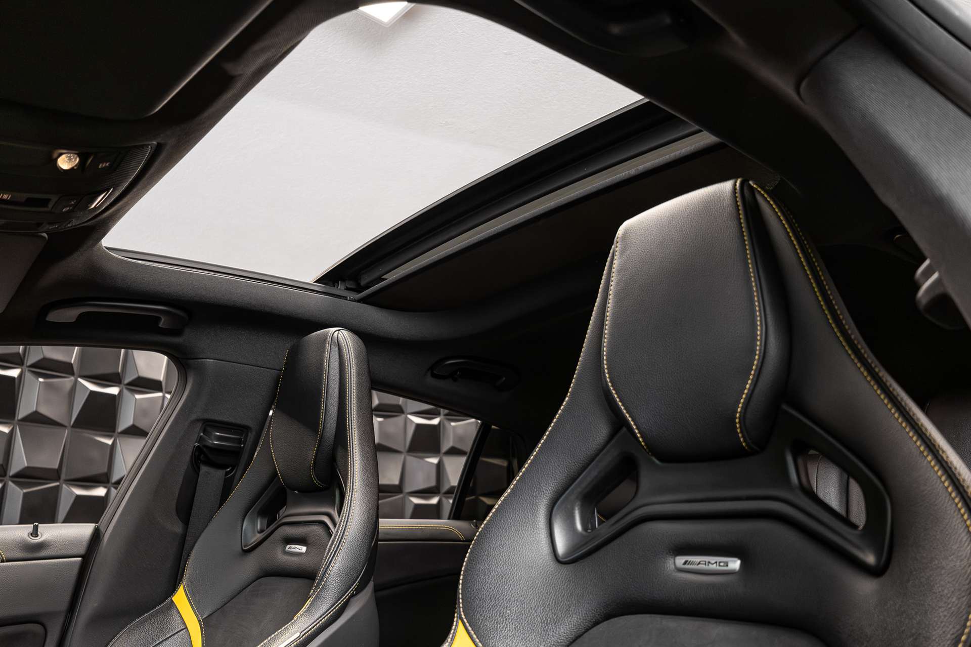 MERCEDES-BENZ CLA Shooting Brake 45 AMG Yellow Night Edition 4Matic Speed.-image-14