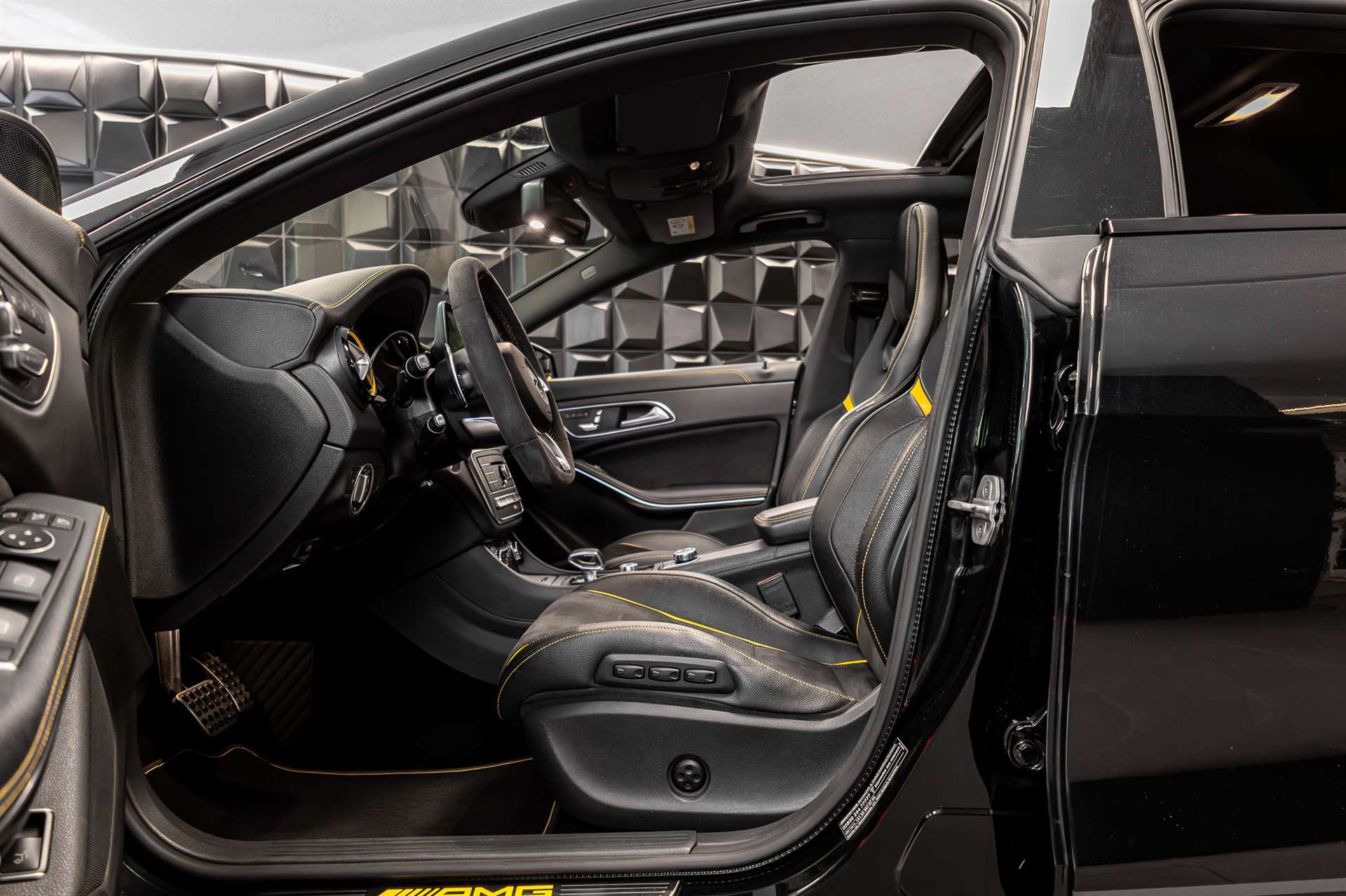 MERCEDES-BENZ CLA Shooting Brake 45 AMG Yellow Night Edition 4Matic Speed.-image-10