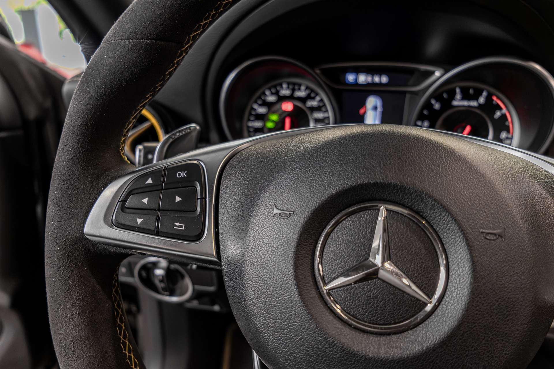 MERCEDES-BENZ CLA Shooting Brake 45 AMG Yellow Night Edition 4Matic Speed.-image-7