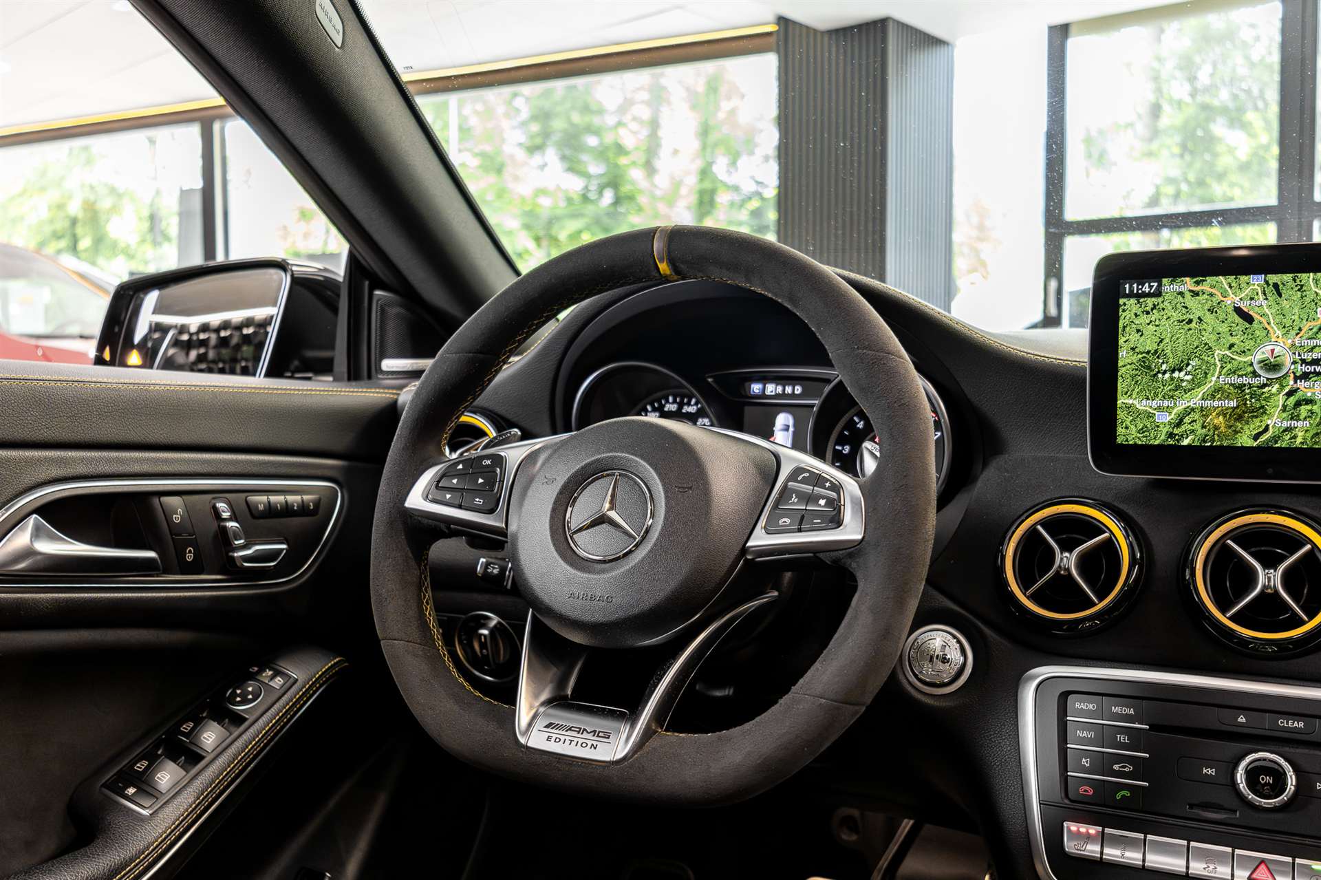MERCEDES-BENZ CLA Shooting Brake 45 AMG Yellow Night Edition 4Matic Speed.-image-6