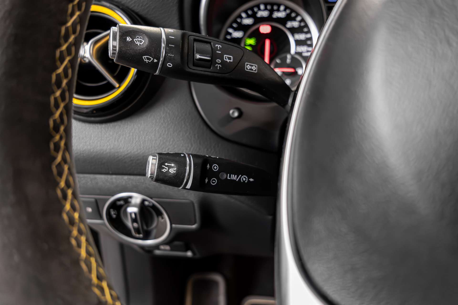 MERCEDES-BENZ CLA Shooting Brake 45 AMG Yellow Night Edition 4Matic Speed.-image-8
