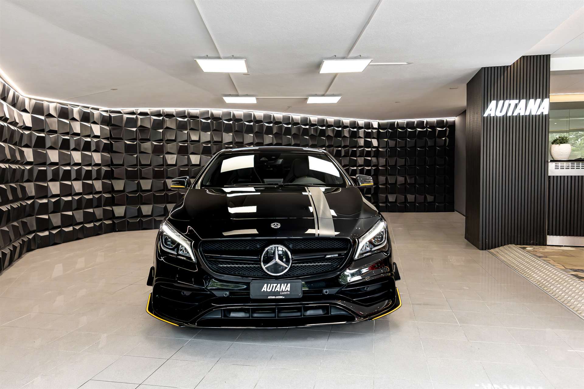 MERCEDES-BENZ CLA Shooting Brake 45 AMG Yellow Night Edition 4Matic Speed.-image-3