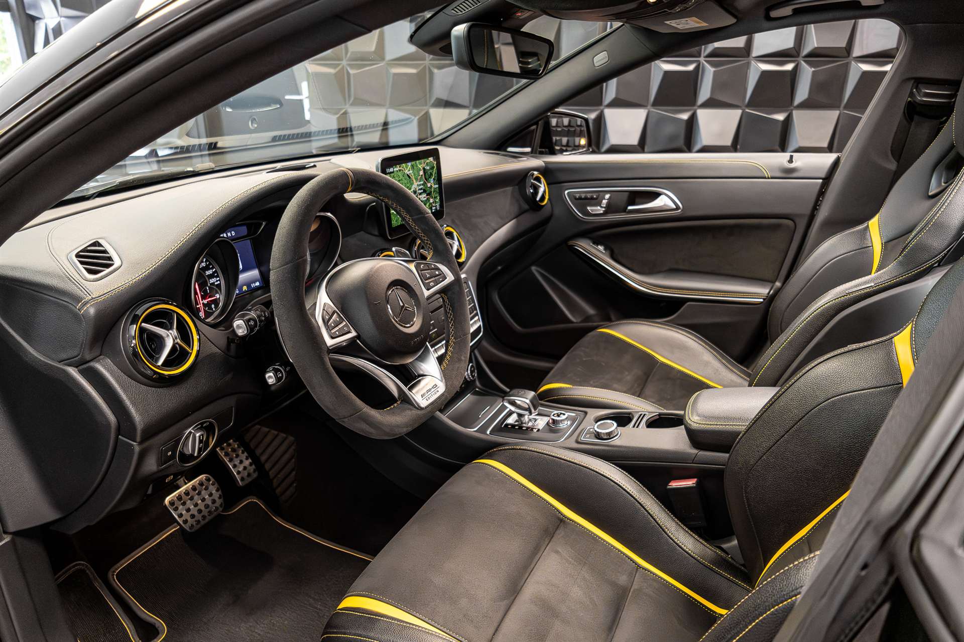 MERCEDES-BENZ CLA Shooting Brake 45 AMG Yellow Night Edition 4Matic Speed.-image-12