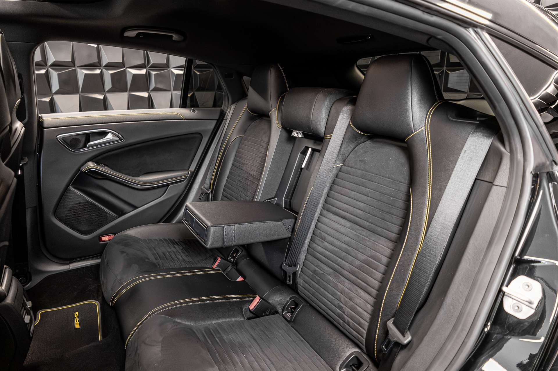 MERCEDES-BENZ CLA Shooting Brake 45 AMG Yellow Night Edition 4Matic Speed.-image-23