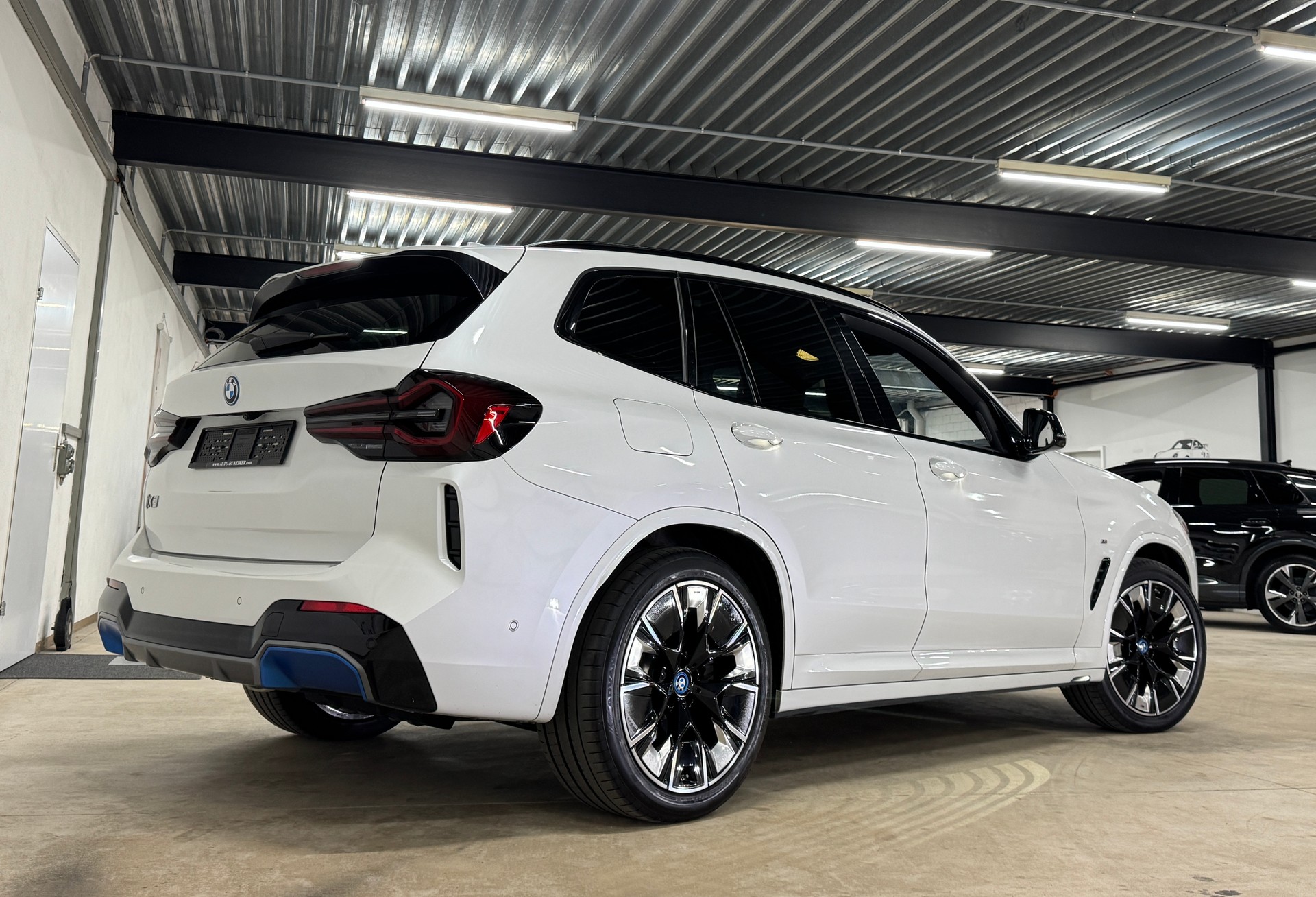 BMW iX3 Impressive M-Sport 286PS / Voll-Ausstattung-image-4