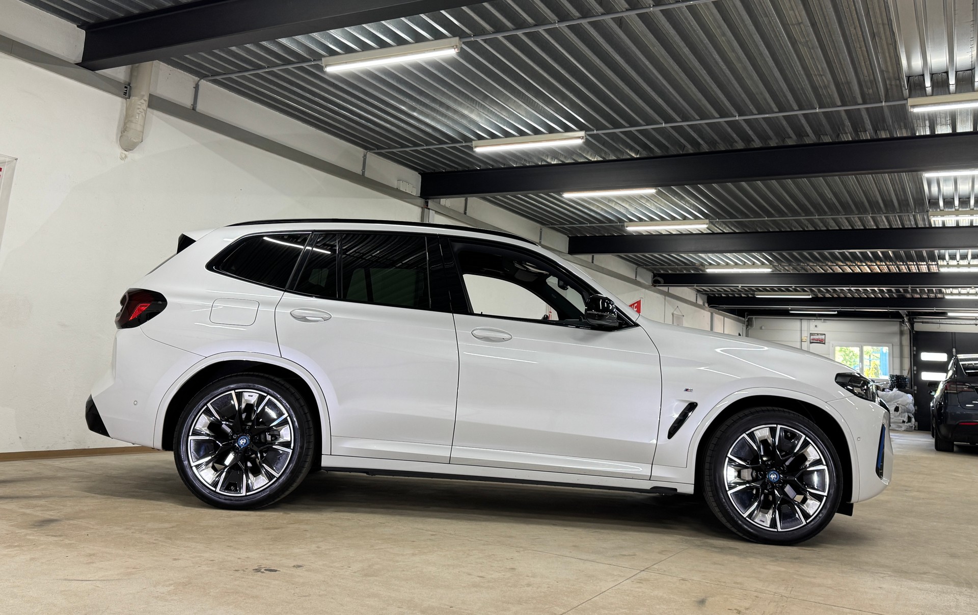 BMW iX3 Impressive M-Sport 286PS / Voll-Ausstattung-image-3
