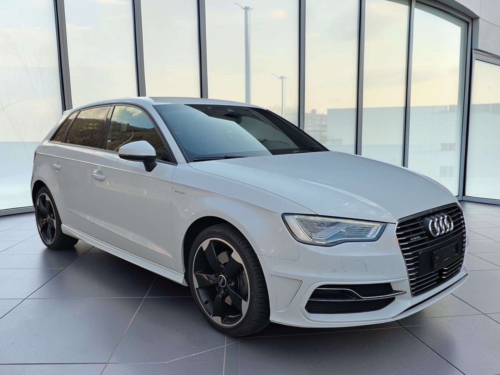 AUDI A3 Sportback 1.4 e-tron Attraction S-tronic-image-2