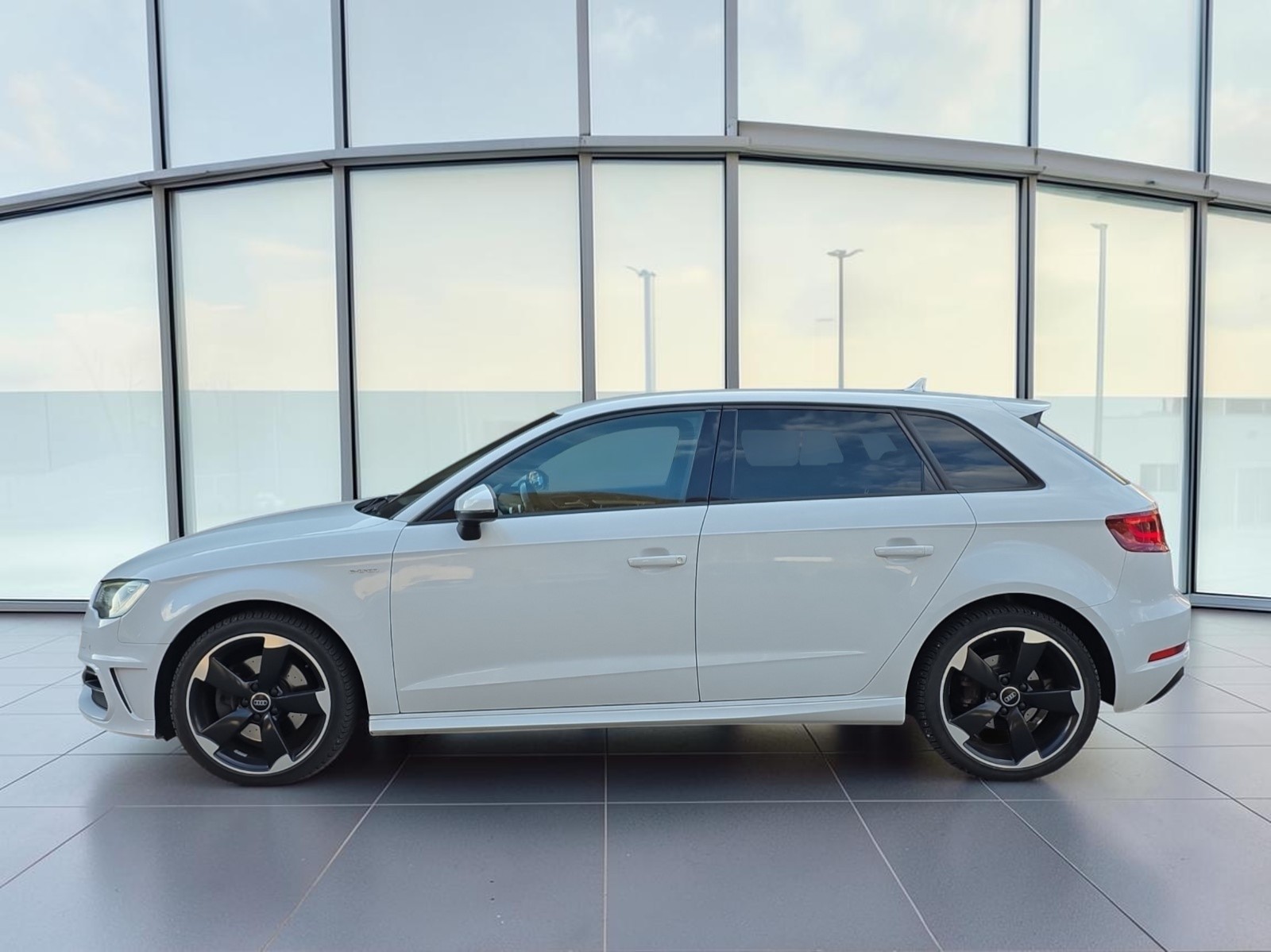 AUDI A3 Sportback 1.4 e-tron Attraction S-tronic-image-7