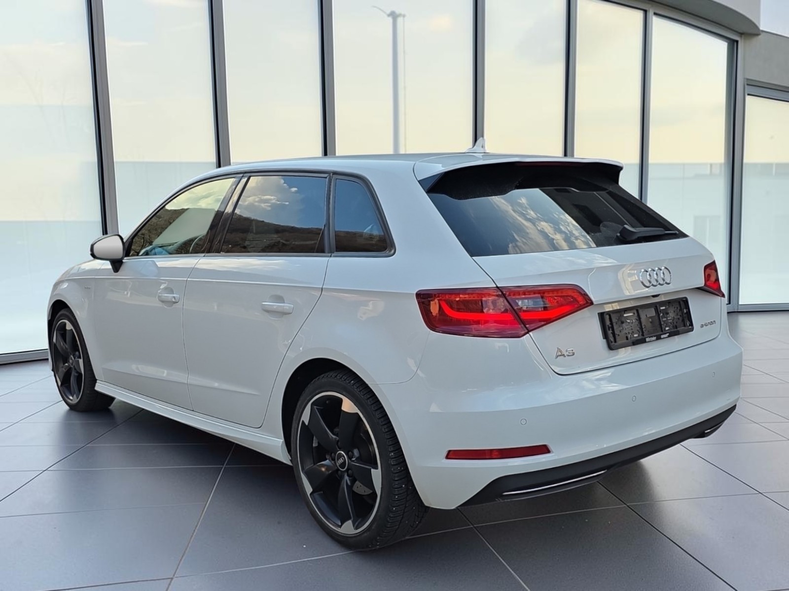 AUDI A3 Sportback 1.4 e-tron Attraction S-tronic-image-6