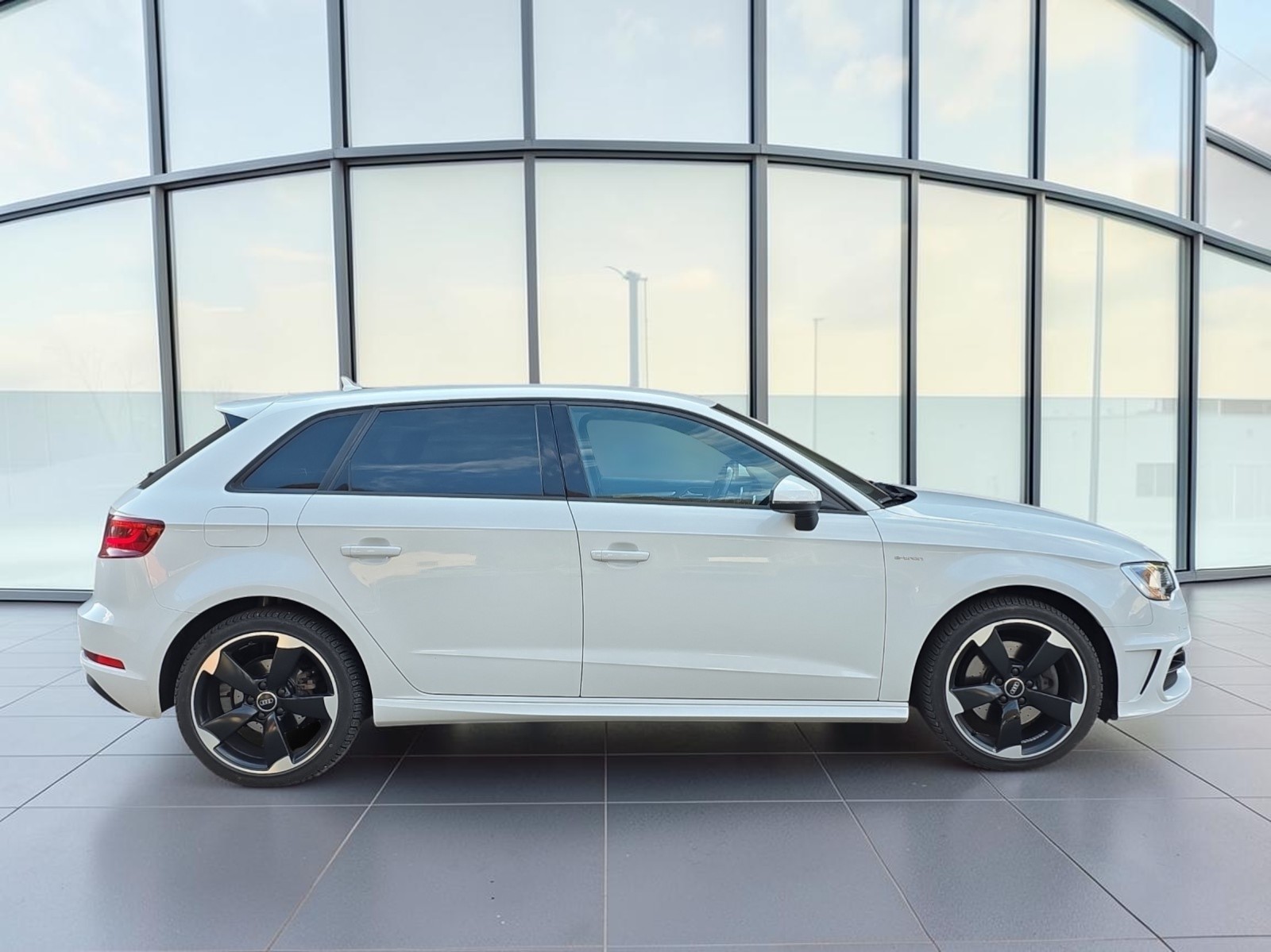 AUDI A3 Sportback 1.4 e-tron Attraction S-tronic-image-3