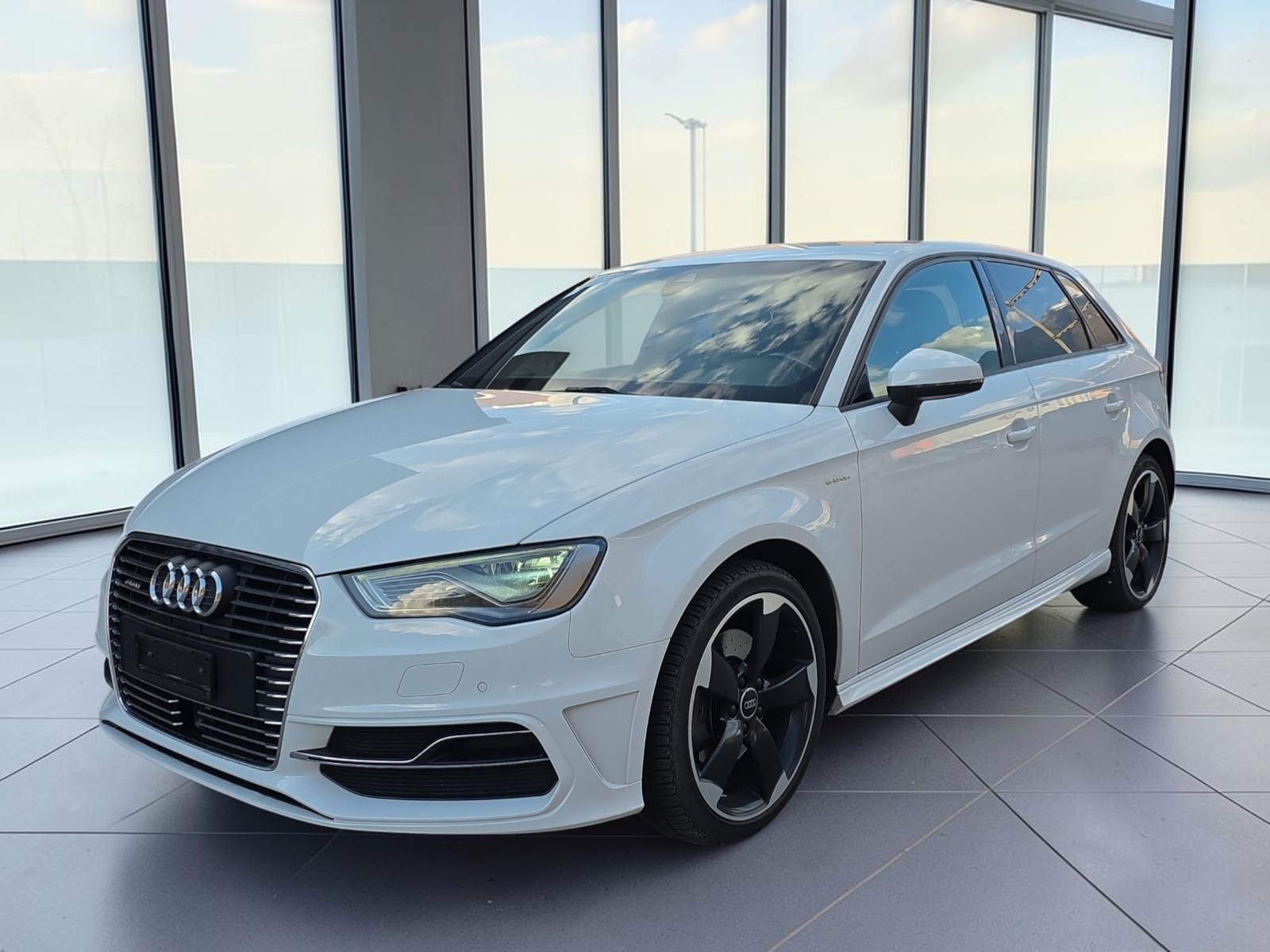 AUDI A3 Sportback 1.4 e-tron Attraction S-tronic-image-0
