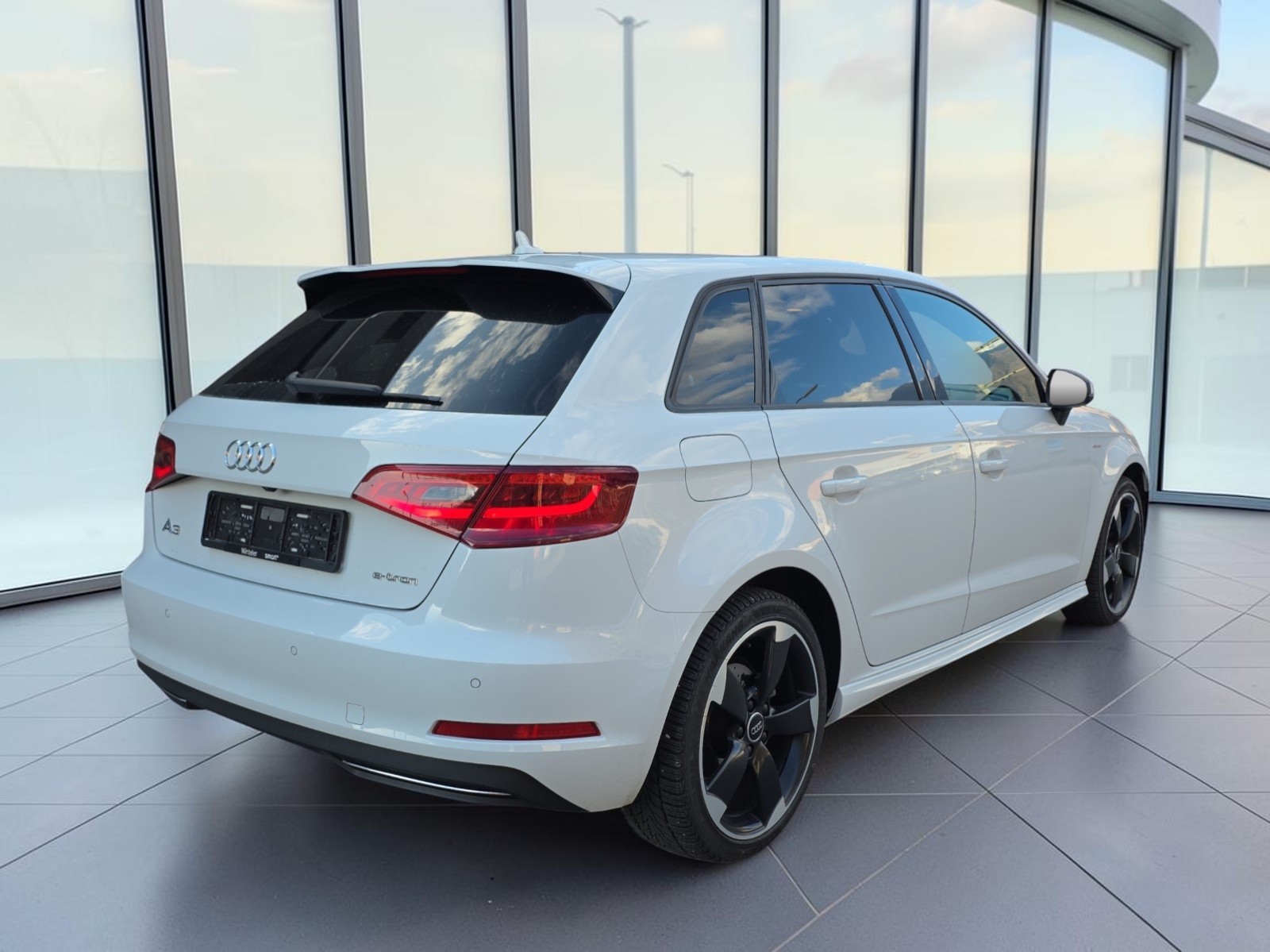 AUDI A3 Sportback 1.4 e-tron Attraction S-tronic-image-4
