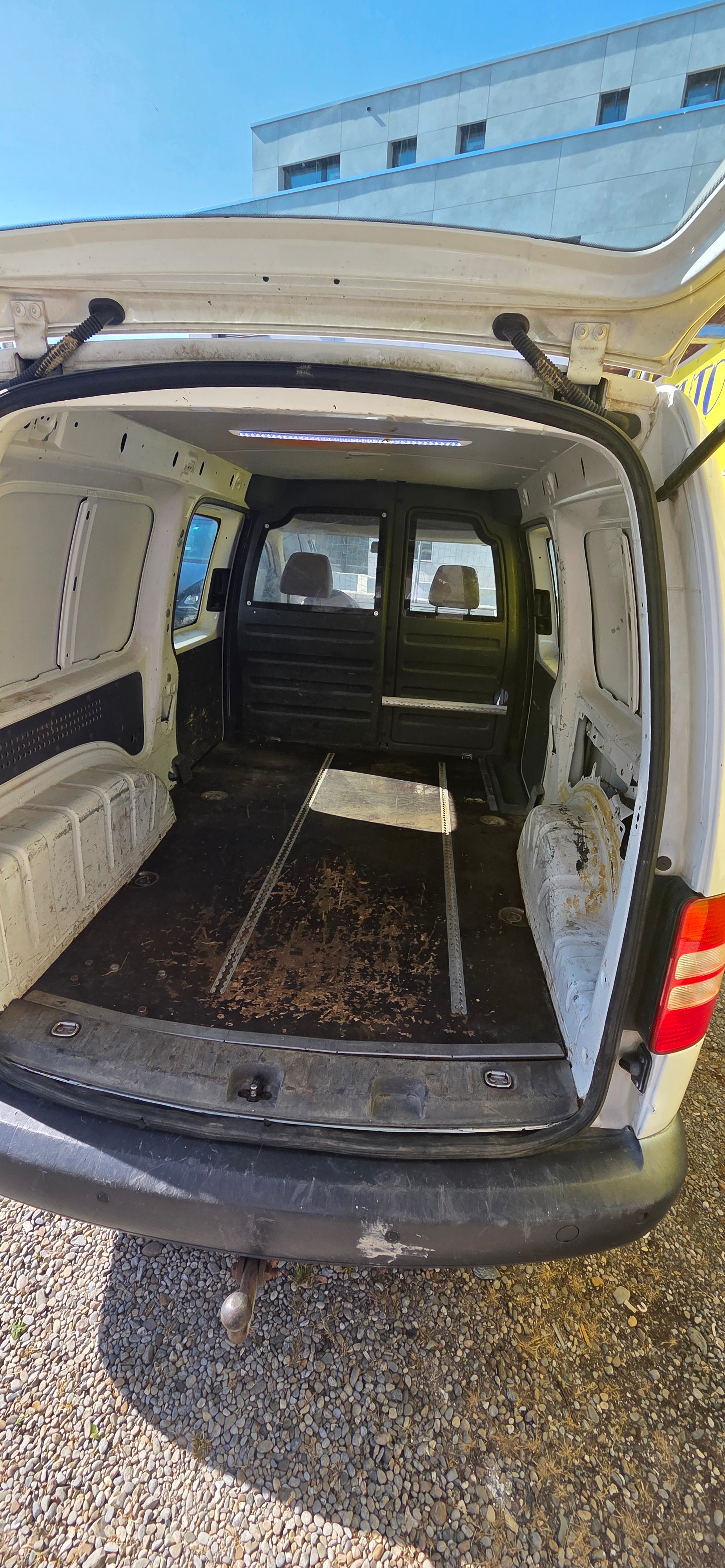 VW Caddy Maxi 2.0 TDI 4Motion-image-5