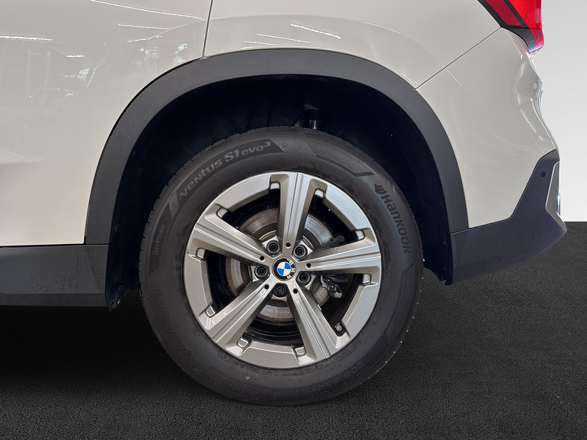 BMW X1 xDrive 23i 48V-image-8