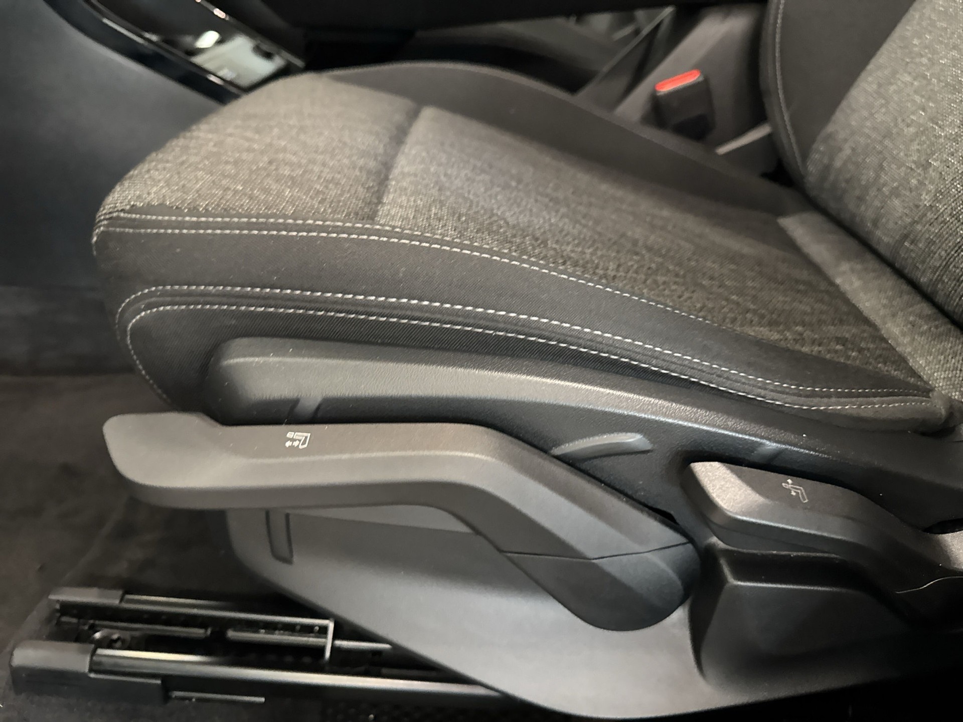 BMW X1 xDrive 23i 48V-image-17