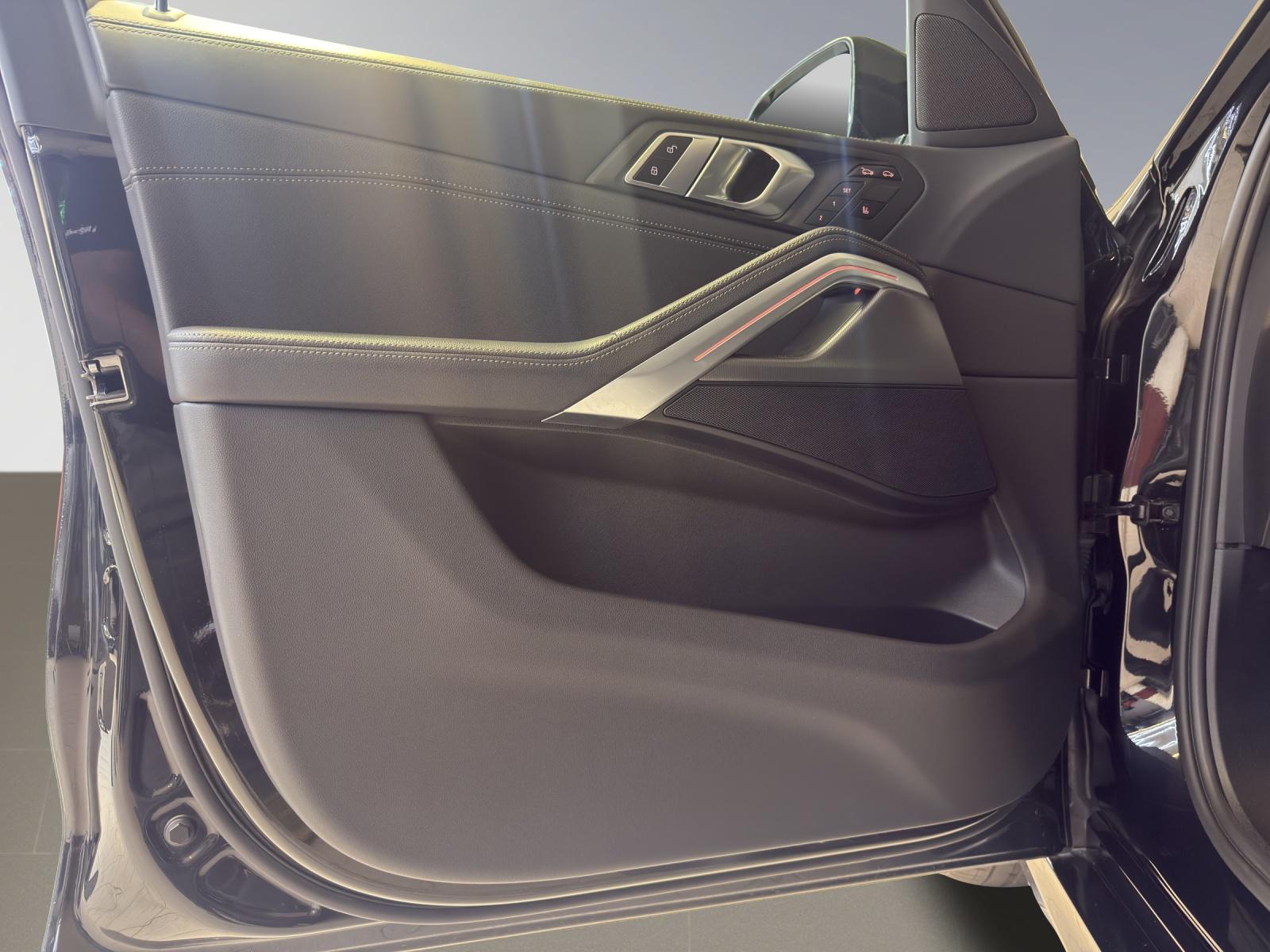 BMW X6 M50i-image-8