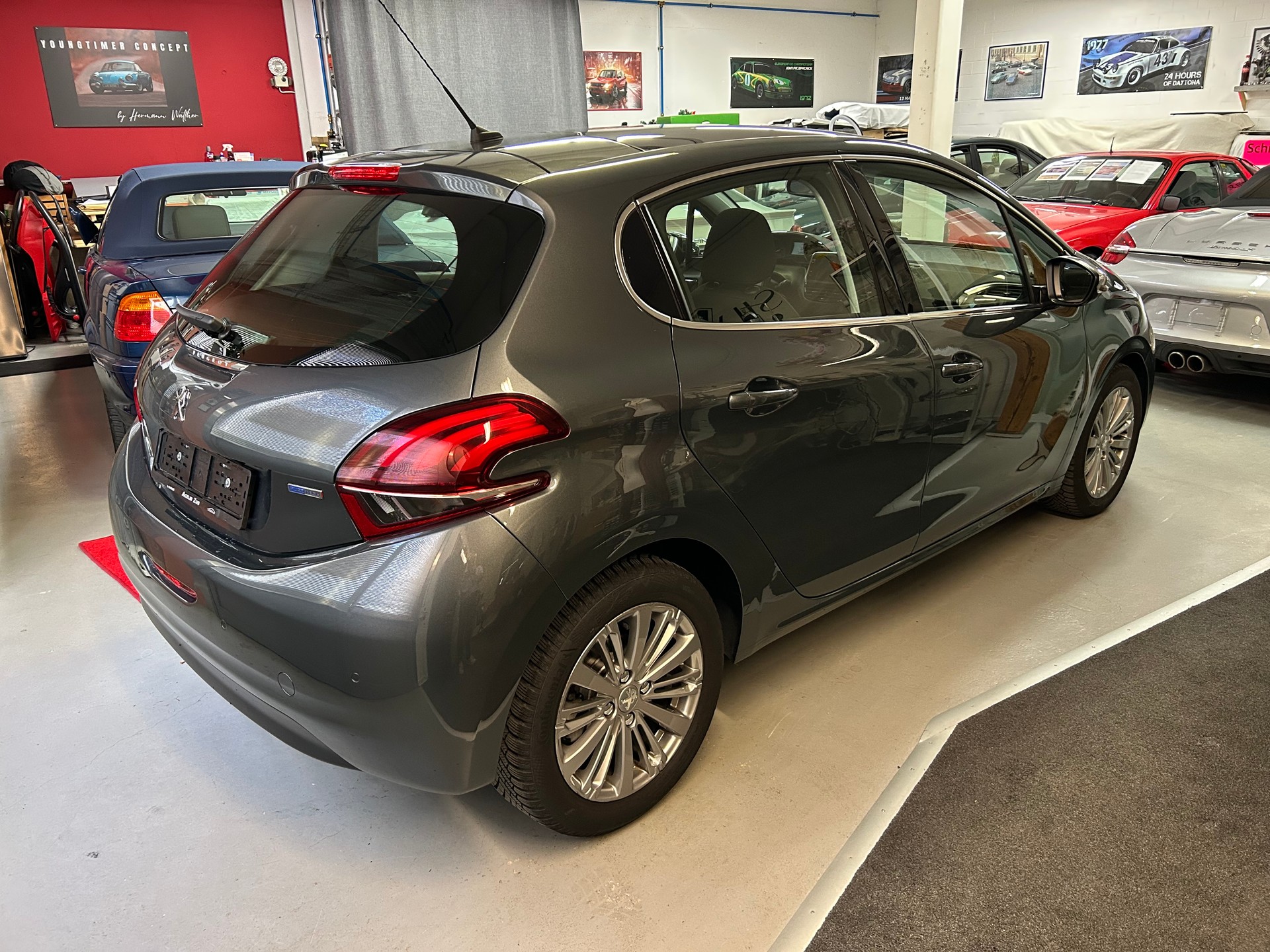 PEUGEOT 208 1.2 PureTech Allure EAT6-image-16