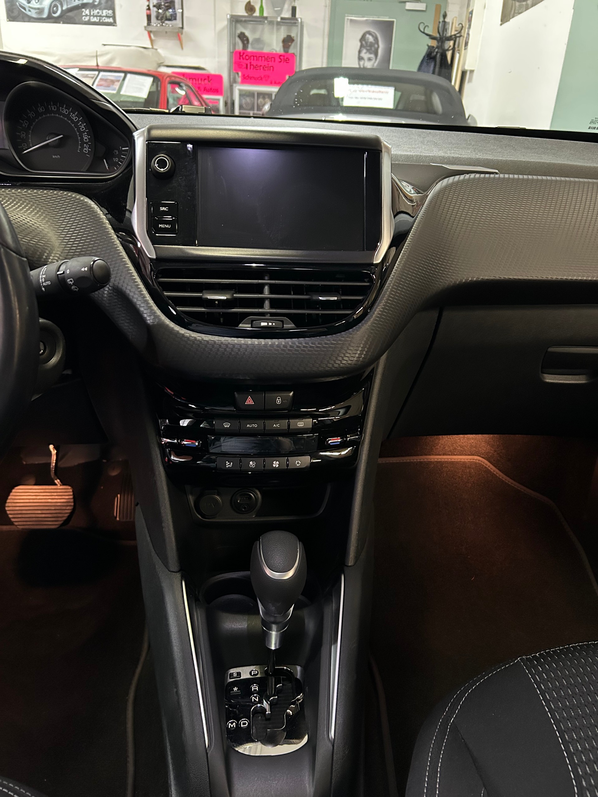 PEUGEOT 208 1.2 PureTech Allure EAT6-image-6