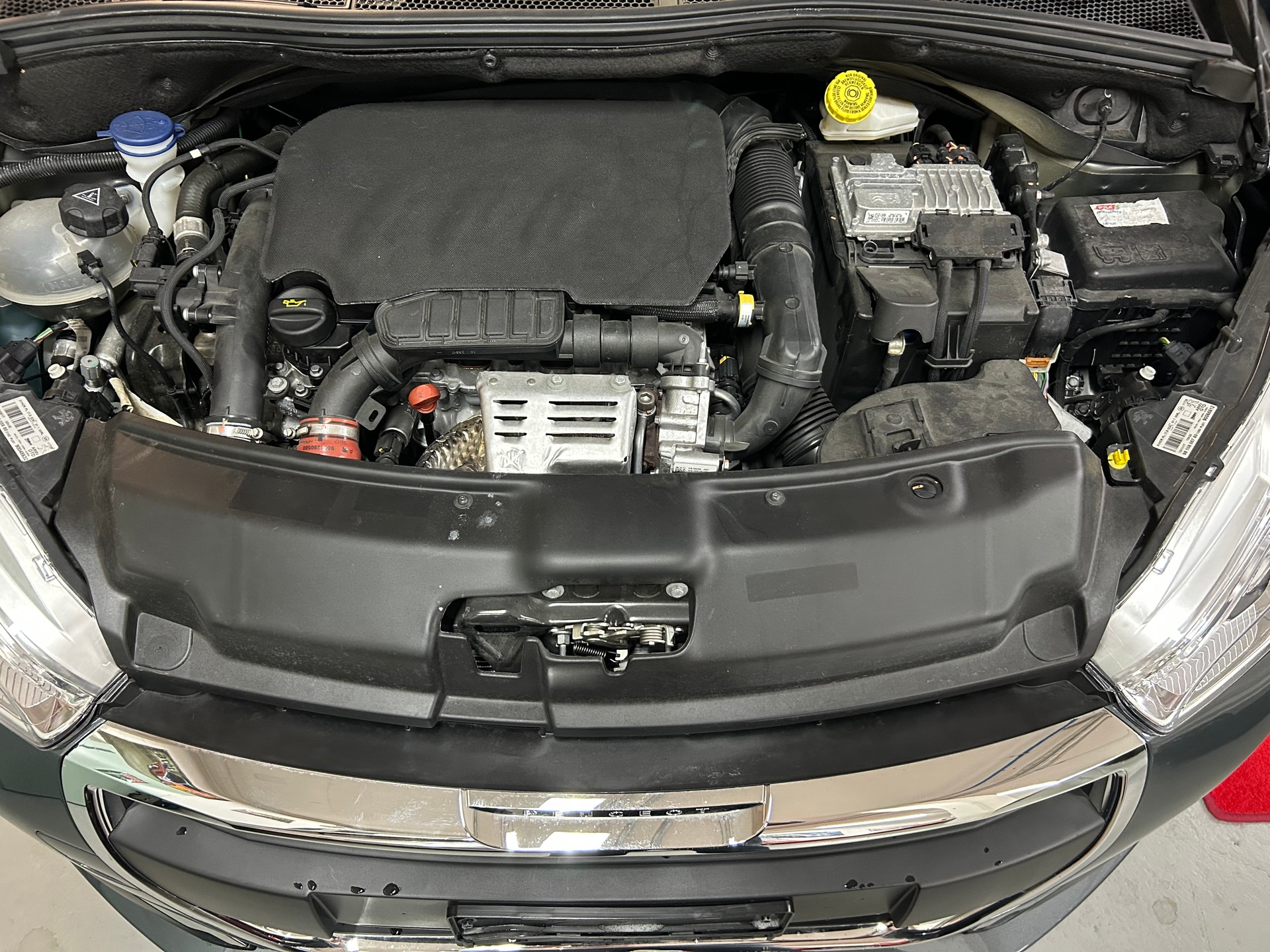 PEUGEOT 208 1.2 PureTech Allure EAT6-image-11