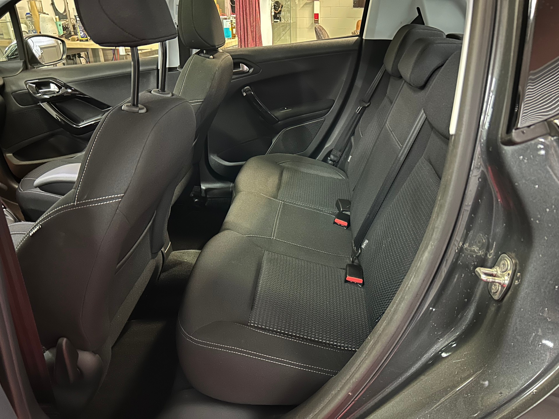 PEUGEOT 208 1.2 PureTech Allure EAT6-image-13