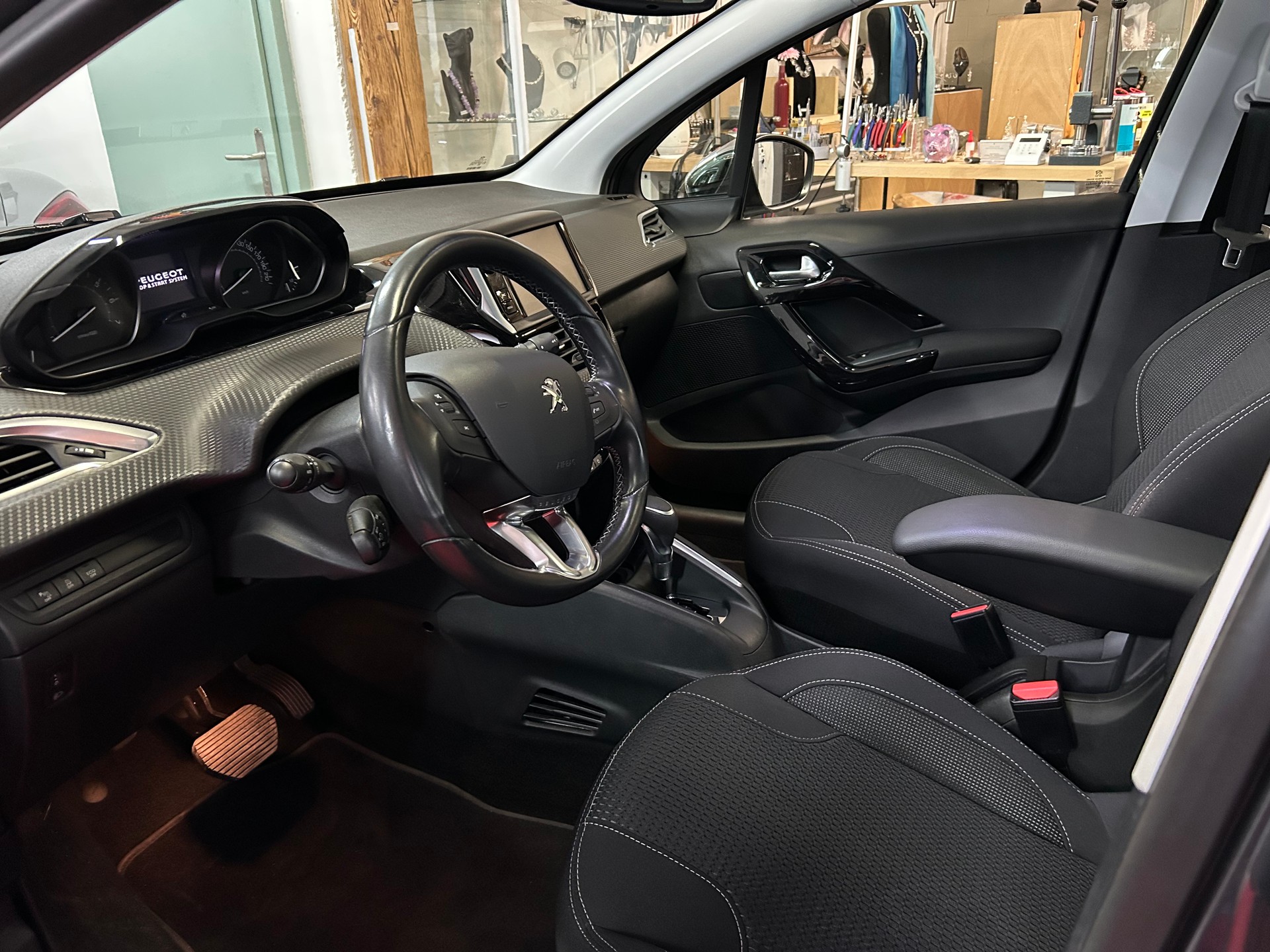 PEUGEOT 208 1.2 PureTech Allure EAT6-image-5