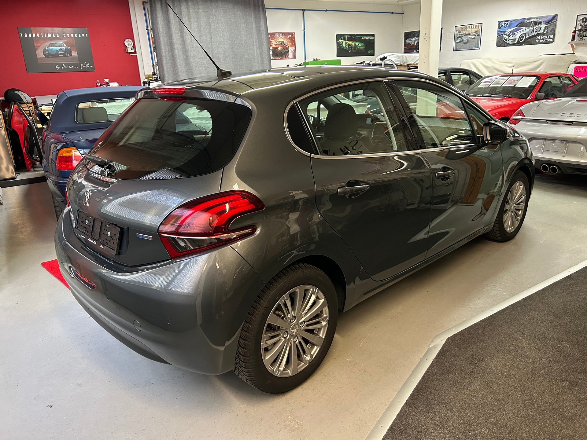 PEUGEOT 208 1.2 PureTech Allure EAT6-showroom-element-2